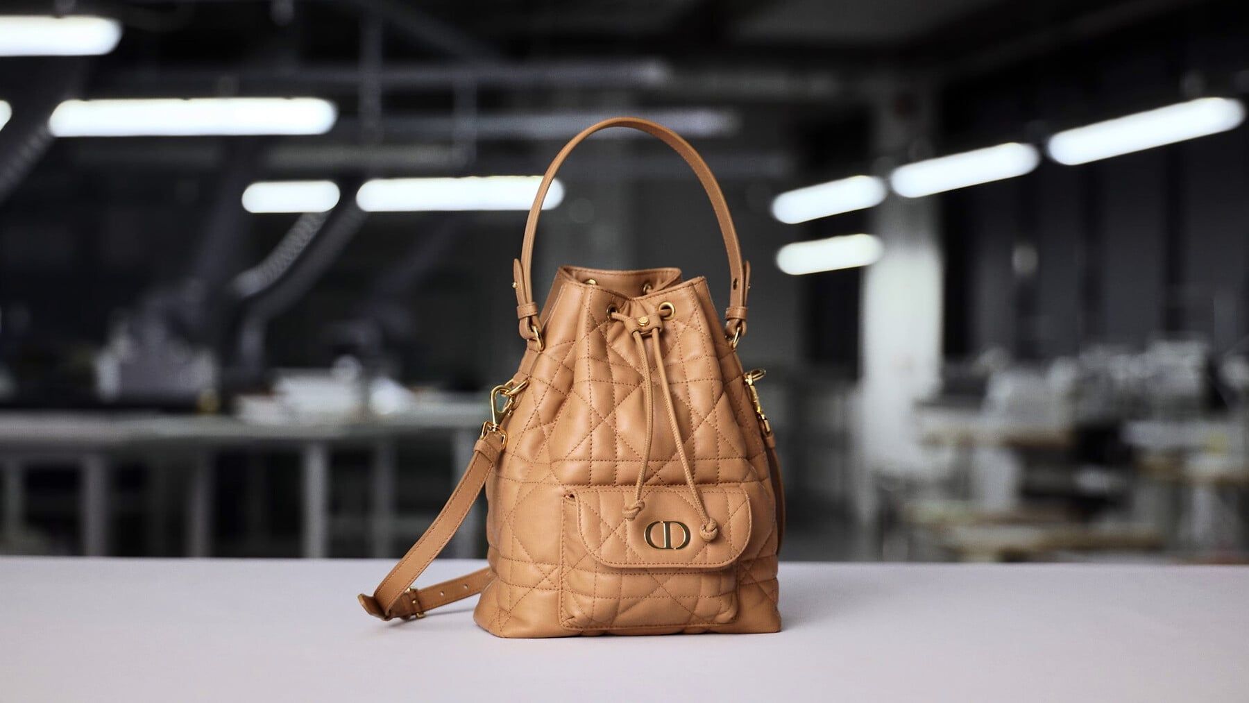 DIOR | 「ディオール カロ」バケットバッグ - news-savoir-faire