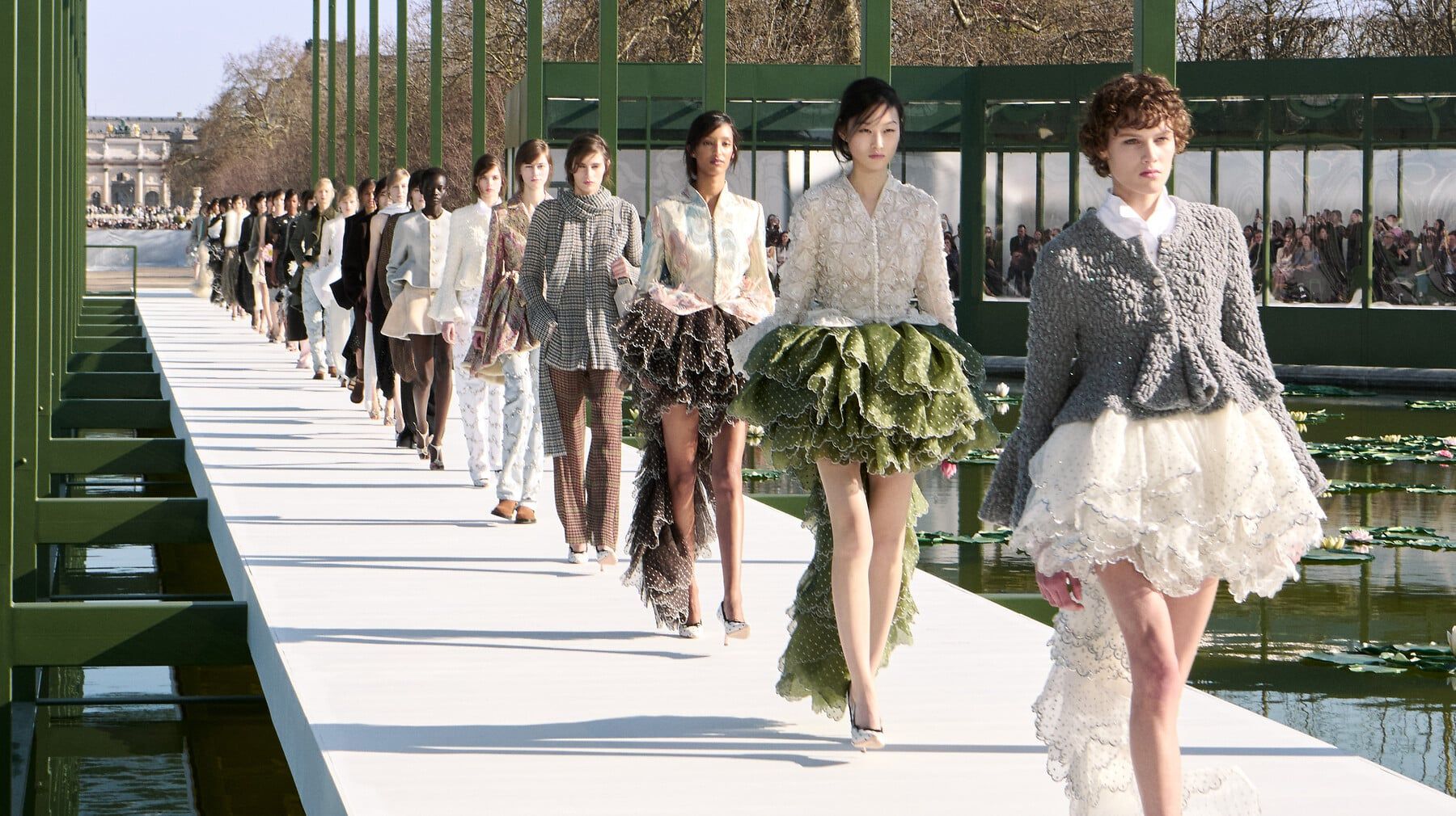Dior キャットウォーク ファッションショー 写真集 2022秋冬コレクション】ファッションとテクノロジーが融合