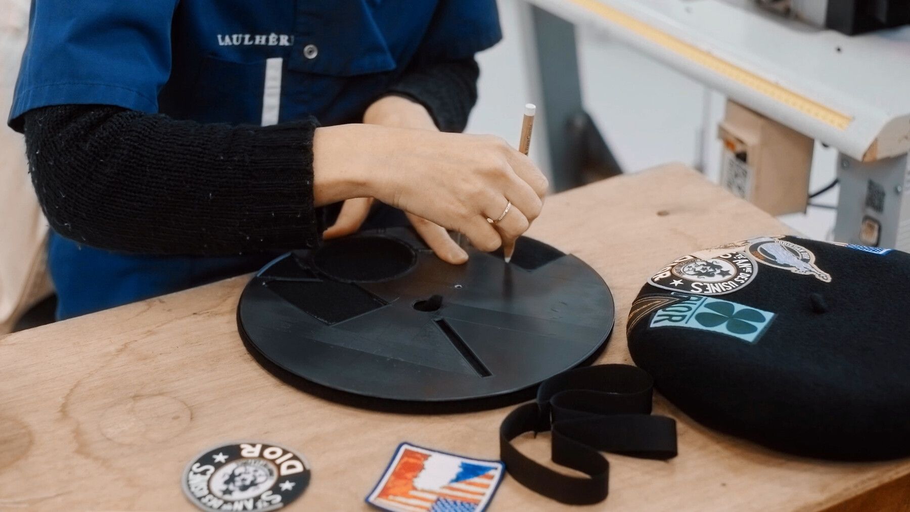 春*き様 新品同様！ディオール　ロゴチャームベレー帽　グラデーション ウール　レ DIOR | 2024年フォール コレクションのベレー帽のサヴォワールフェール
