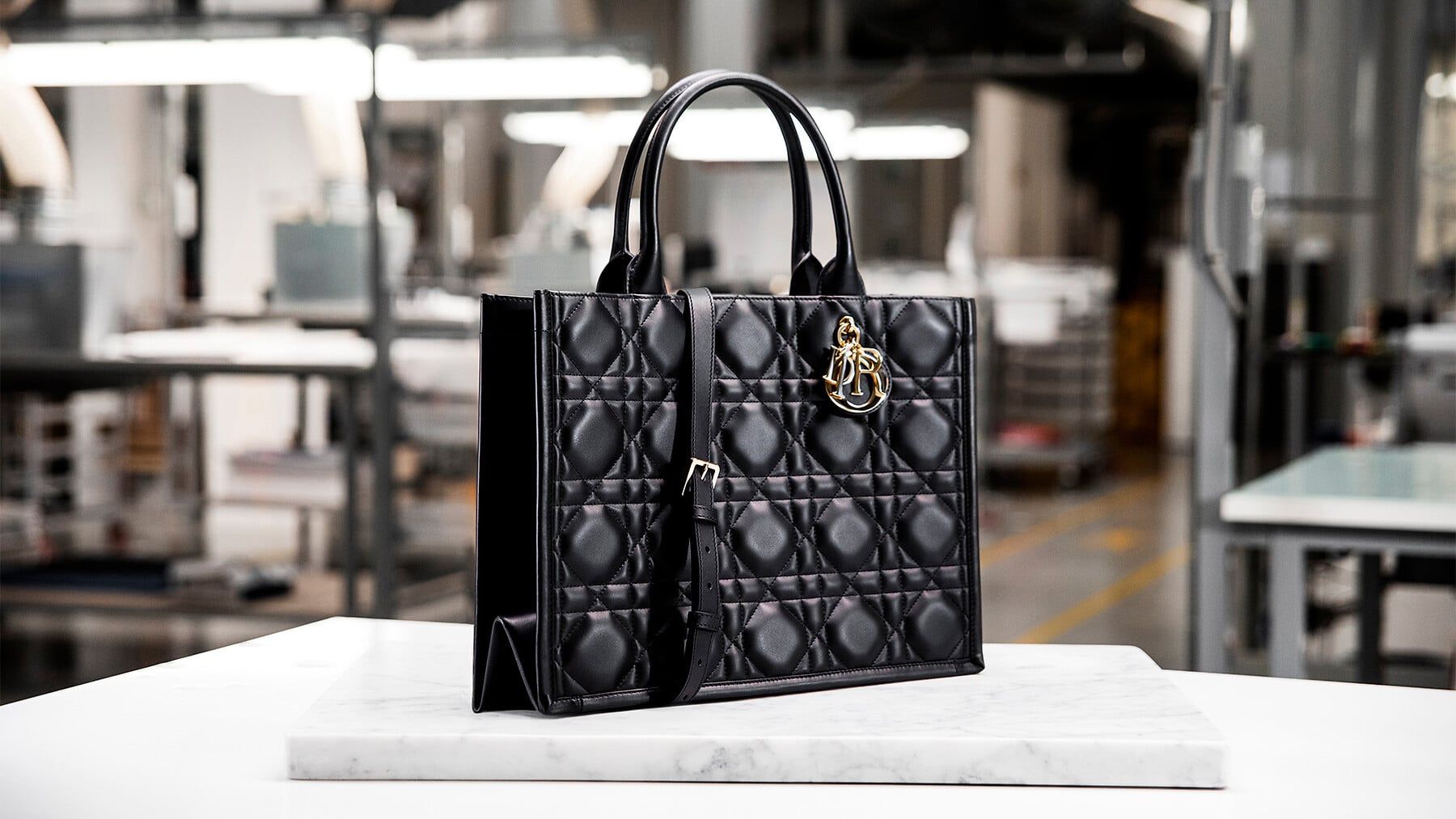 Dior ディオール ブックトート マクロカナージュ レザー ストラップ付 美品 DIOR | 「ディオール ブックトート」マクロカナージュ レザー - News