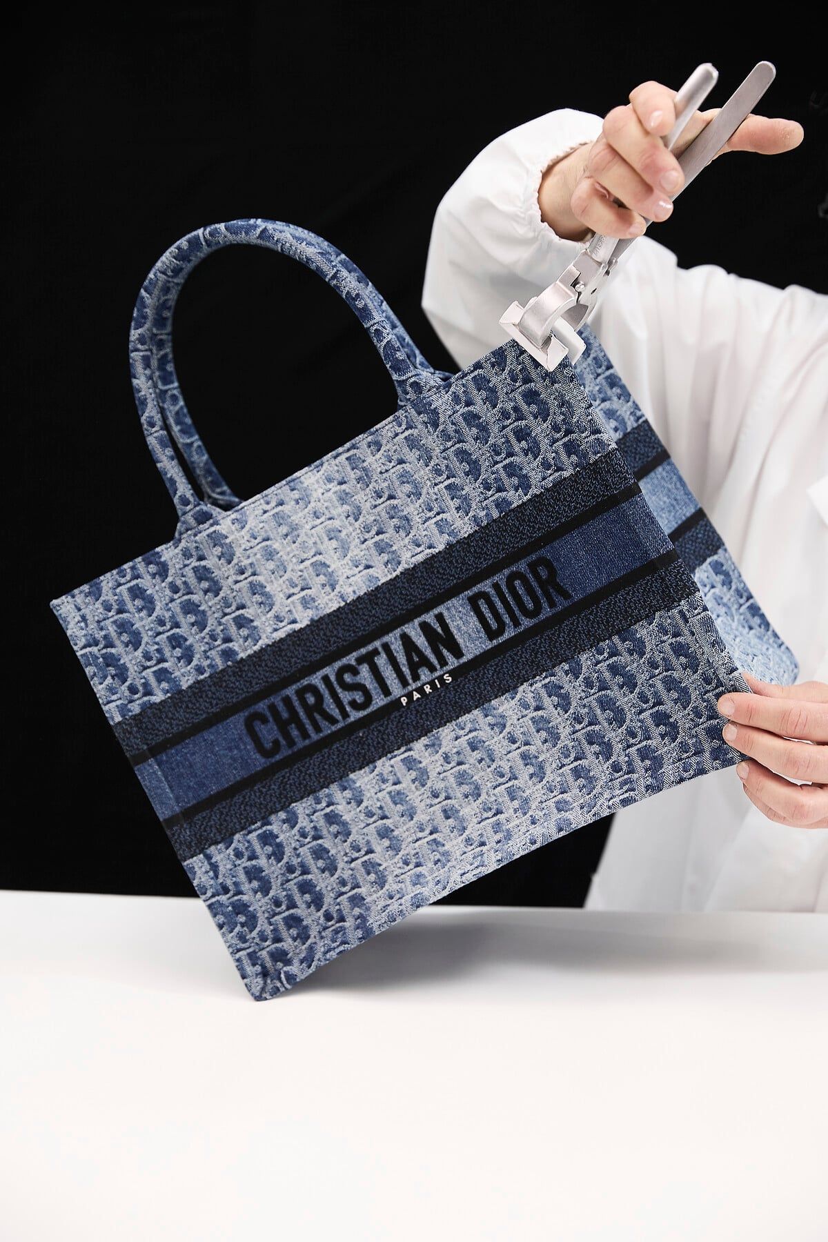 The Dior Book Tote in Denim Dior Oblique jacquard canvas - News