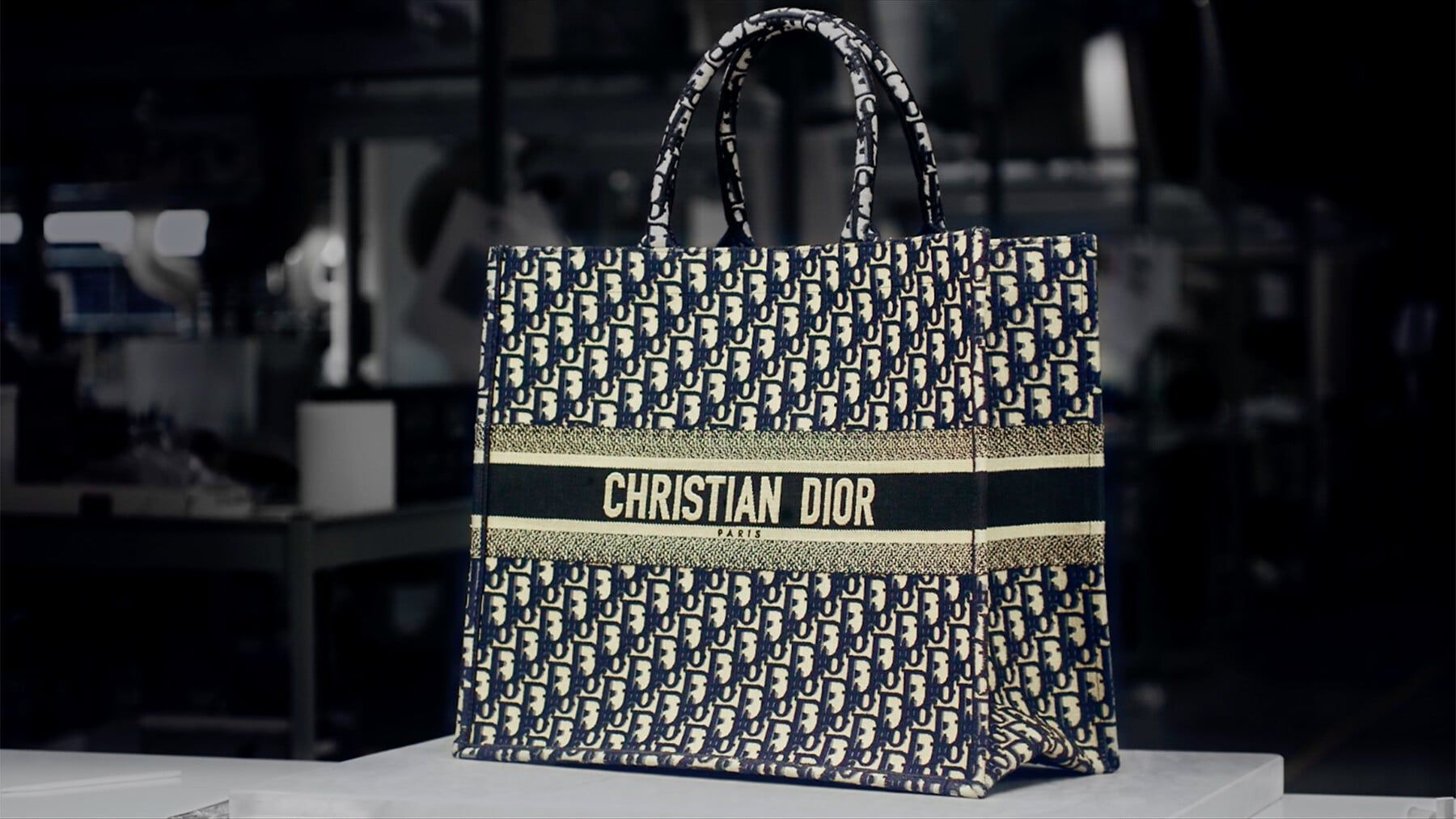 DIOR | 「ディオール オブリーク」モチーフの「ブック トート」｜DIOR