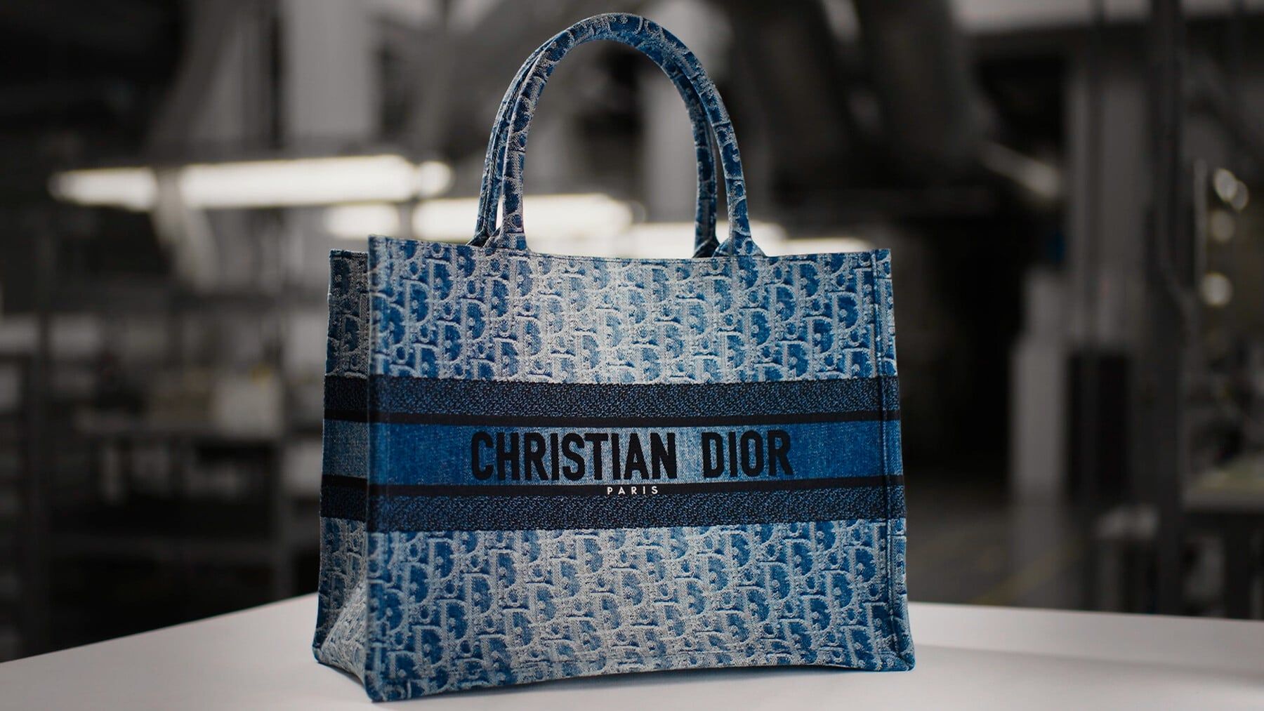 Christian Dior トートバッグ The Dior Book Tote in Denim Dior Oblique jacquard canvas - News