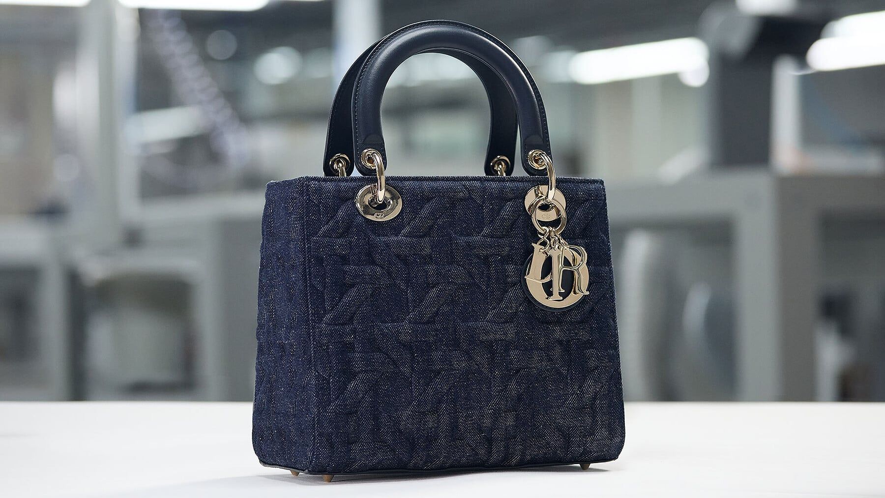 DIOR | 「グラフィック カナージュ」をあしらった、ブルー デニムの