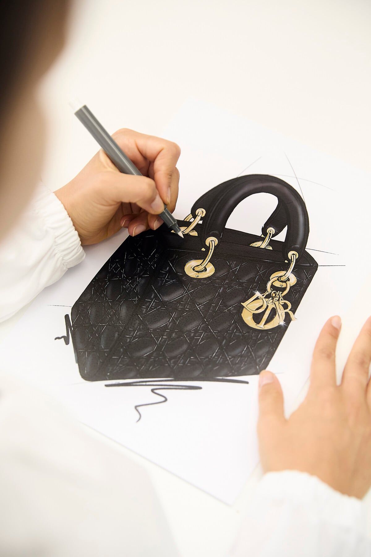 DIOR | ブラックレザーの「フラットカナージュ」モチーフをまとった