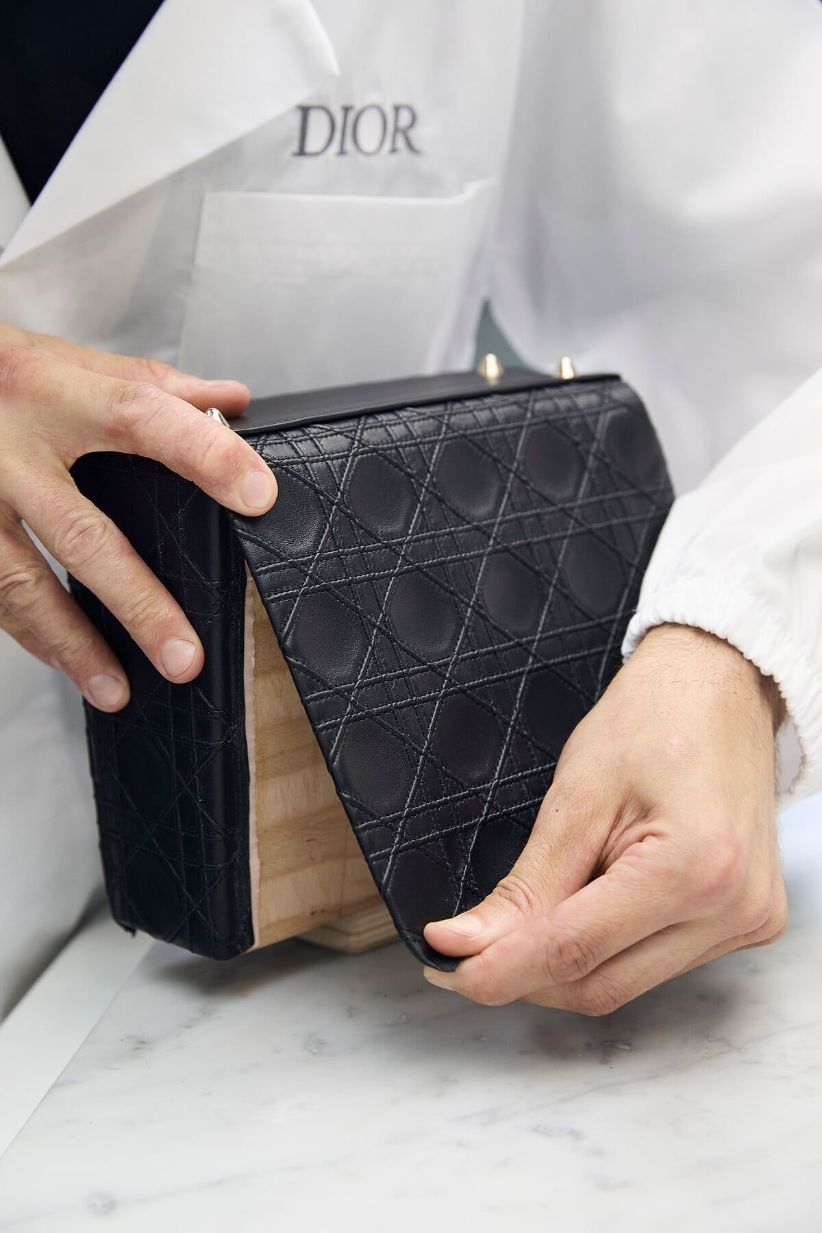 DIOR | ブラックレザーの「フラットカナージュ」モチーフをまとった