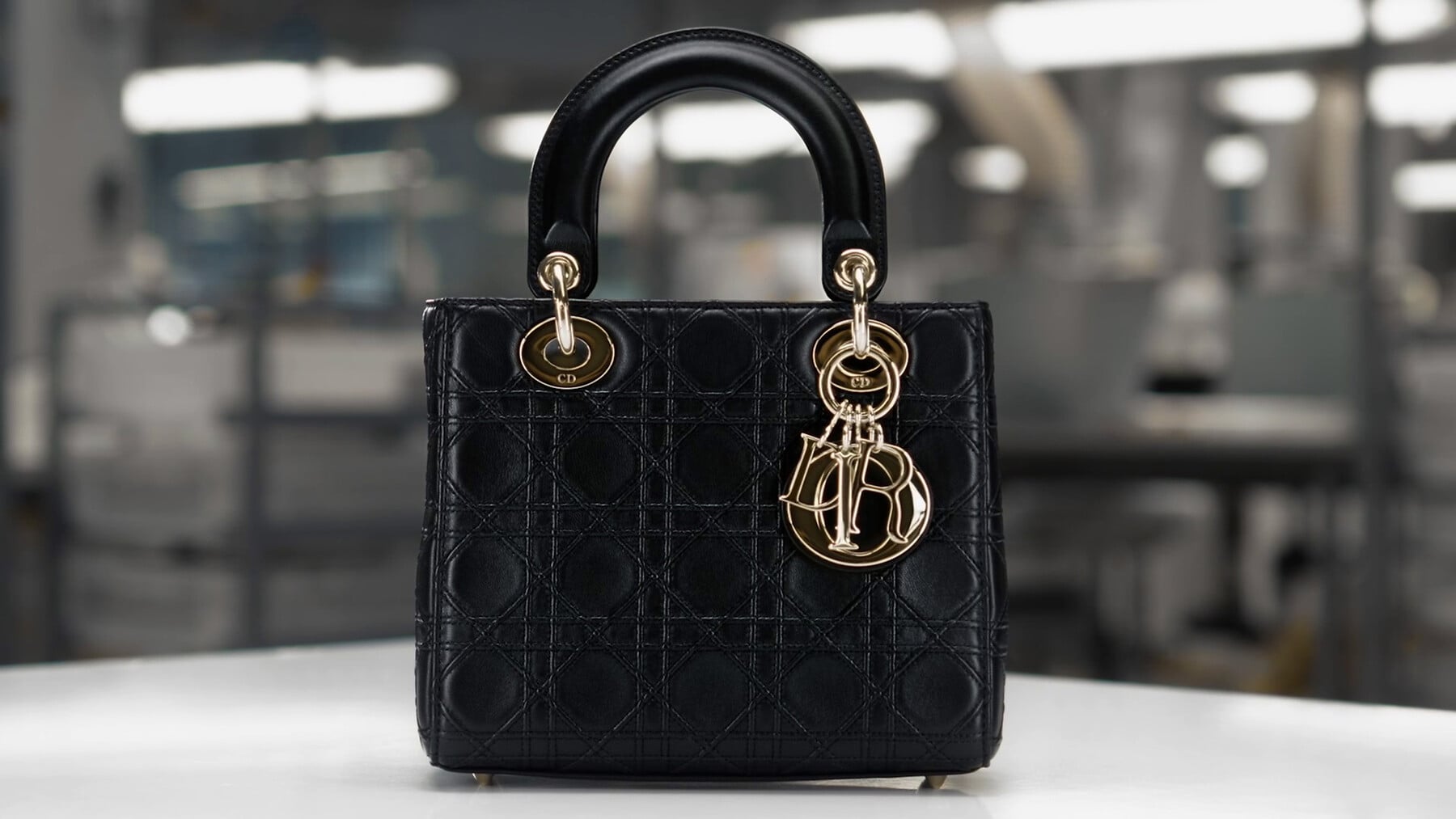 DIOR | ブラックレザーの「フラットカナージュ」モチーフをまとった