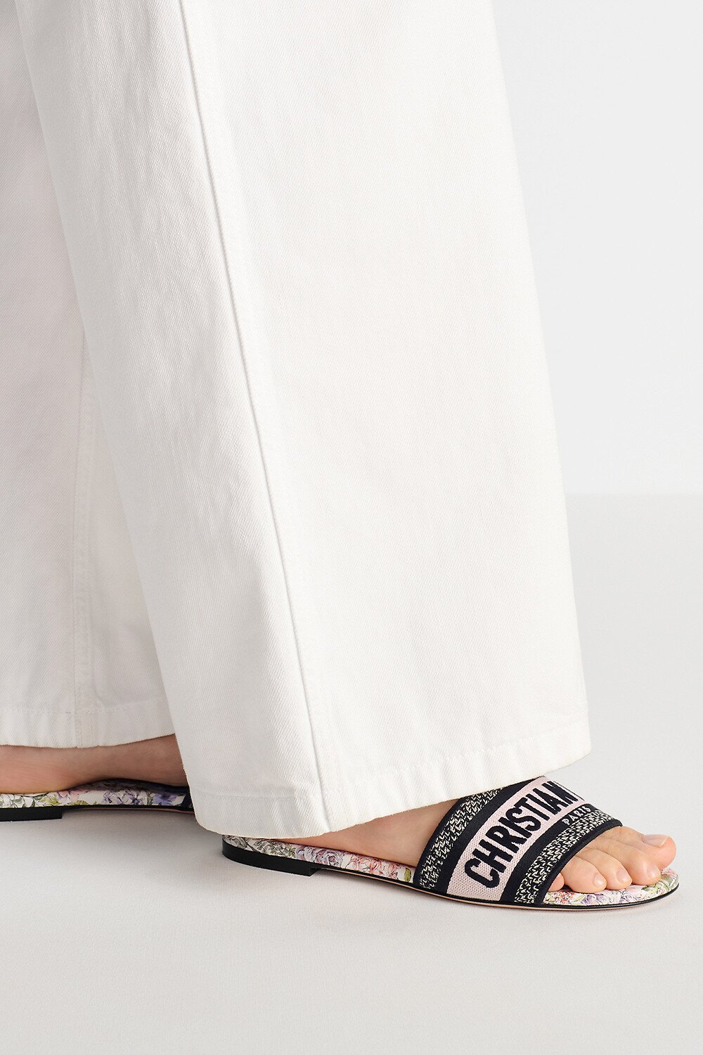 Dway Slide Embroidered Cotton and White Multicolor D-Floral Motif 
