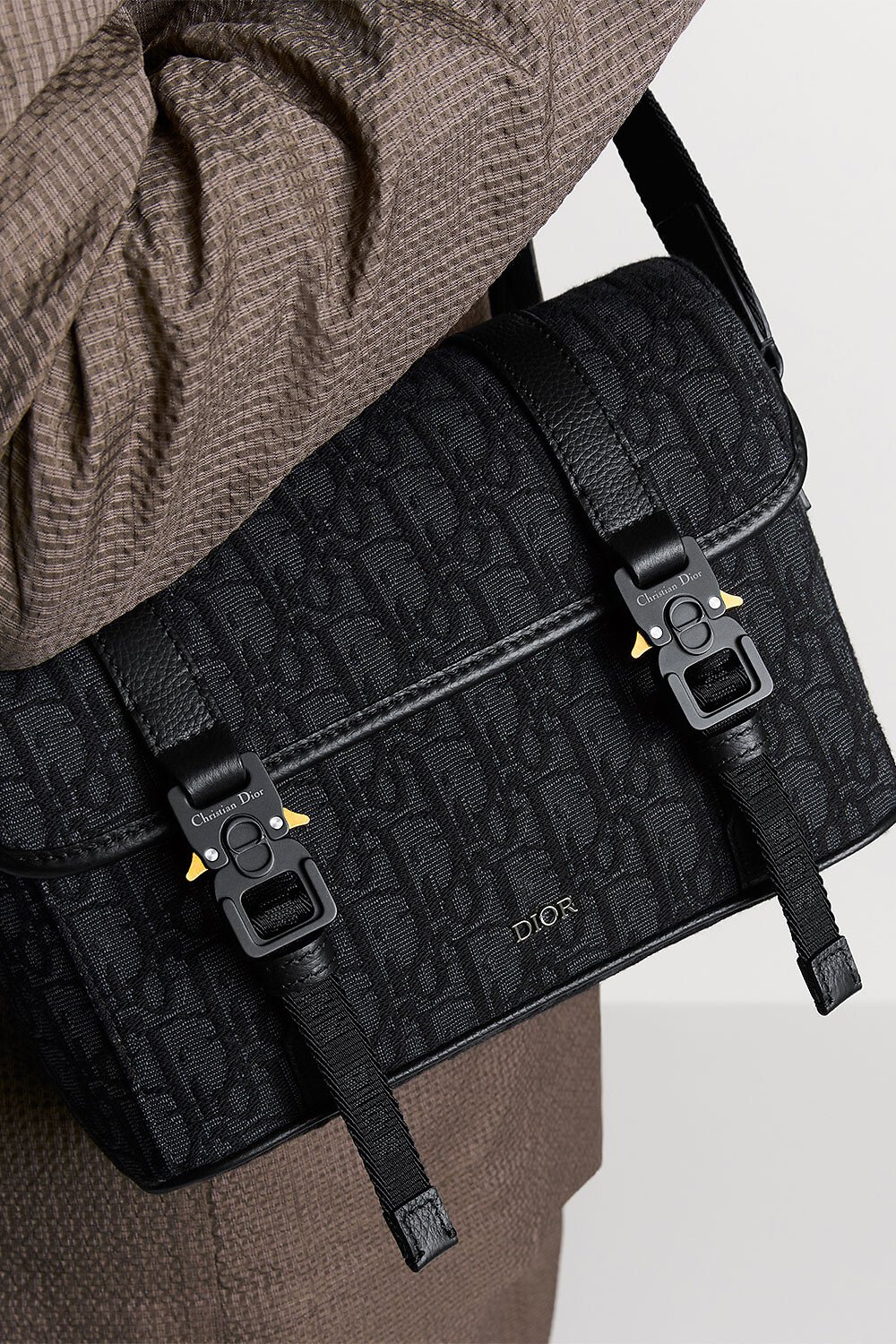 Dior Hit The Road 翻盖信使包 黑色 Oblique 印花面料和黑色粒面牛皮革 