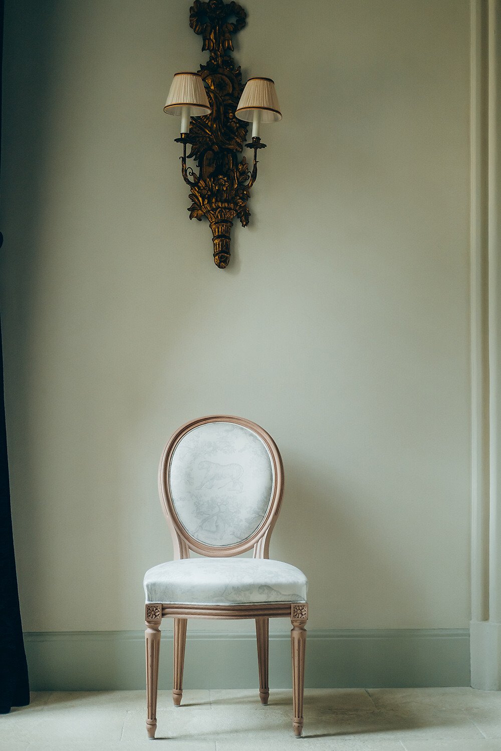 Medallion Chair aria_woman_viewcode_e01
