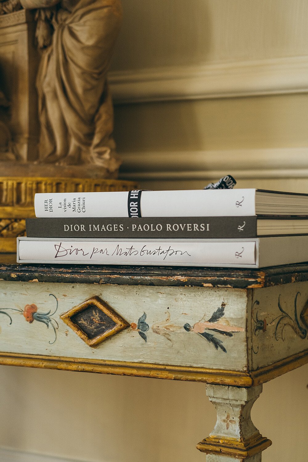 Book: Dior par Mats Gustafson aria_woman_viewcode_e01