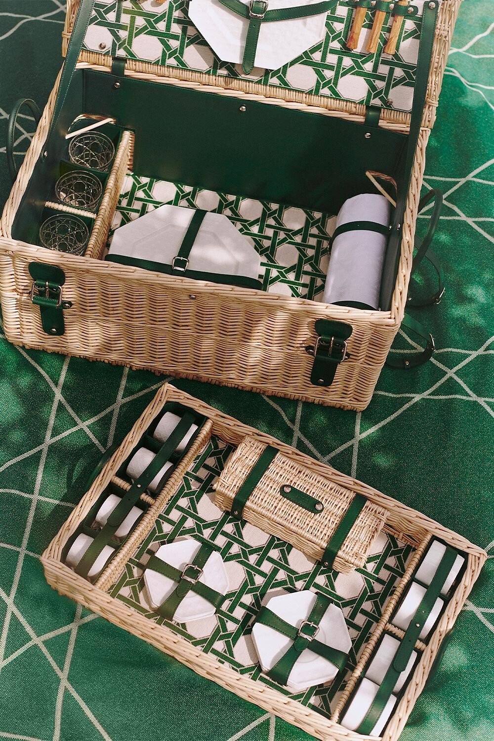 Miss Dior Picnic Basket for Four People aria_woman_viewcode_e01