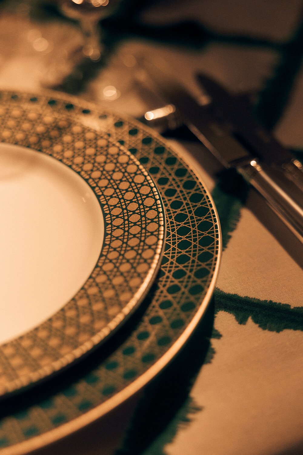 Dinner Plate White Limoges Porcelain with Green and 24-Carat Gold Cannage Motif 