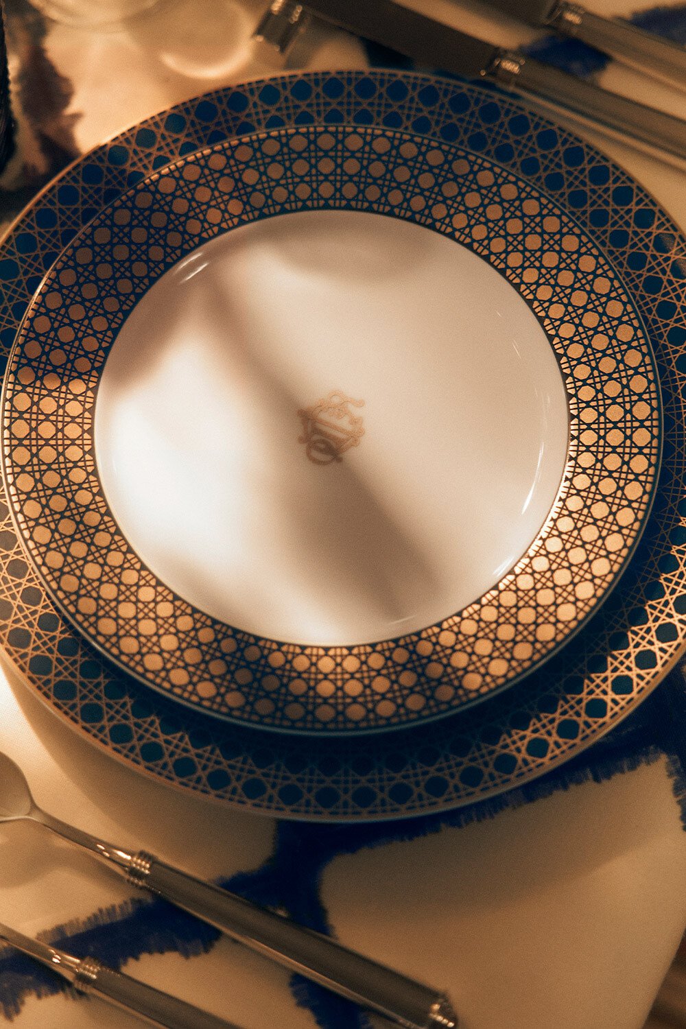 甜品碟 白色瓷蓝色和金色调藤格纹图案 