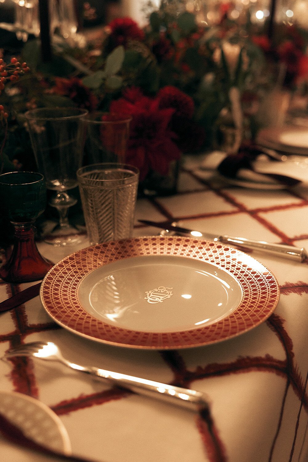 餐盘 白色瓷红色和金色调藤格纹图案 