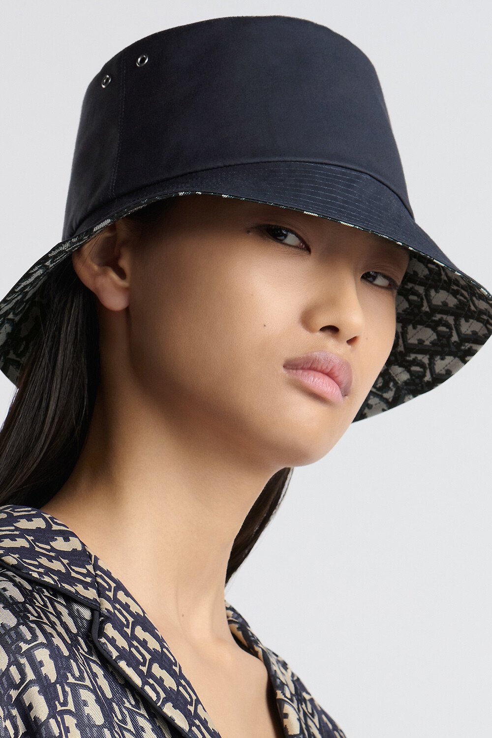 Reversible Teddy-D Small Brim Bucket Hat aria_woman_viewcode_e01
