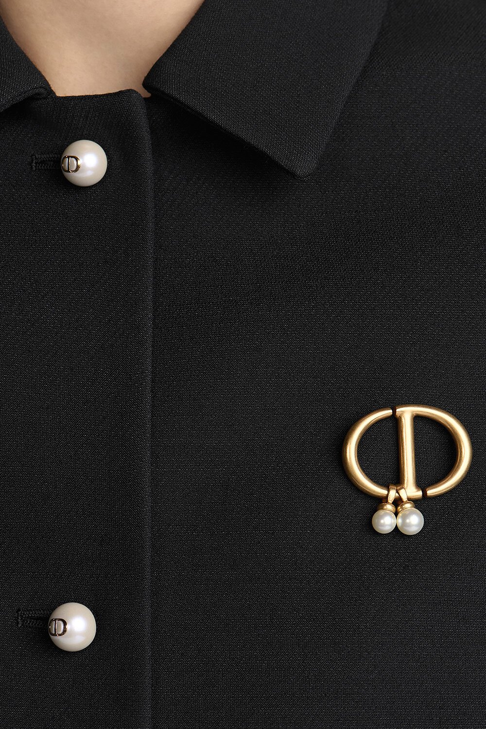 Broche CD Navy Métal finition doré vieilli et perles en résine blanche 