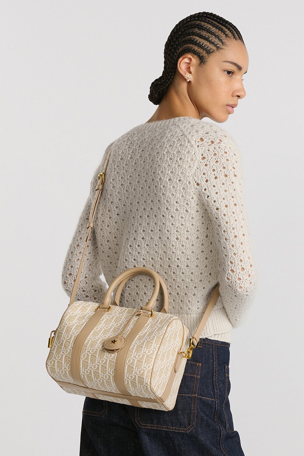 Dior Groove 25 Bag aria_woman_viewcode_e01