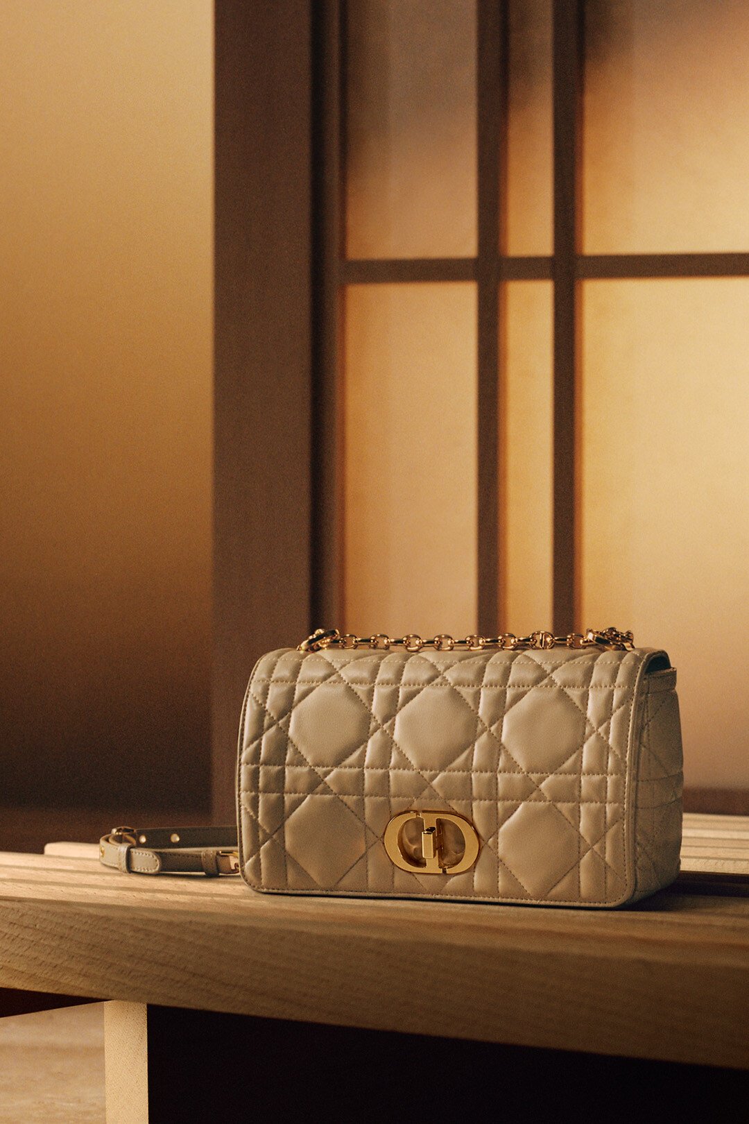 中号 Soft Dior Caro 手袋 胭脂米色羊皮革超大藤格纹 