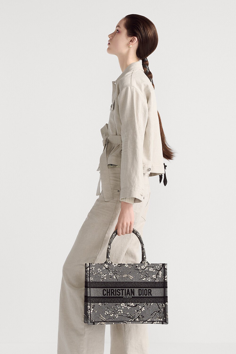 Mittelgroße Dior Book Tote Bestickter Jardin de Dior Denim in Grau (36 x 27,5 x 16,5 cm) 