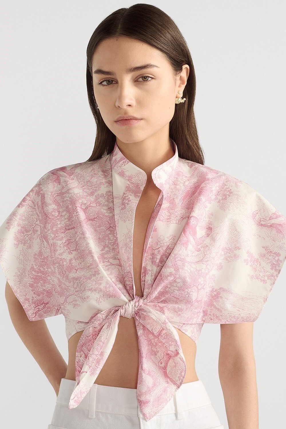 Dioriviera Bluse zum Binden im Cropped-Stil Baumwoll- und Seidenpopelin in Weiß mit Toile de Jouy Sauvage Motiv in Kirschblütenrosa 