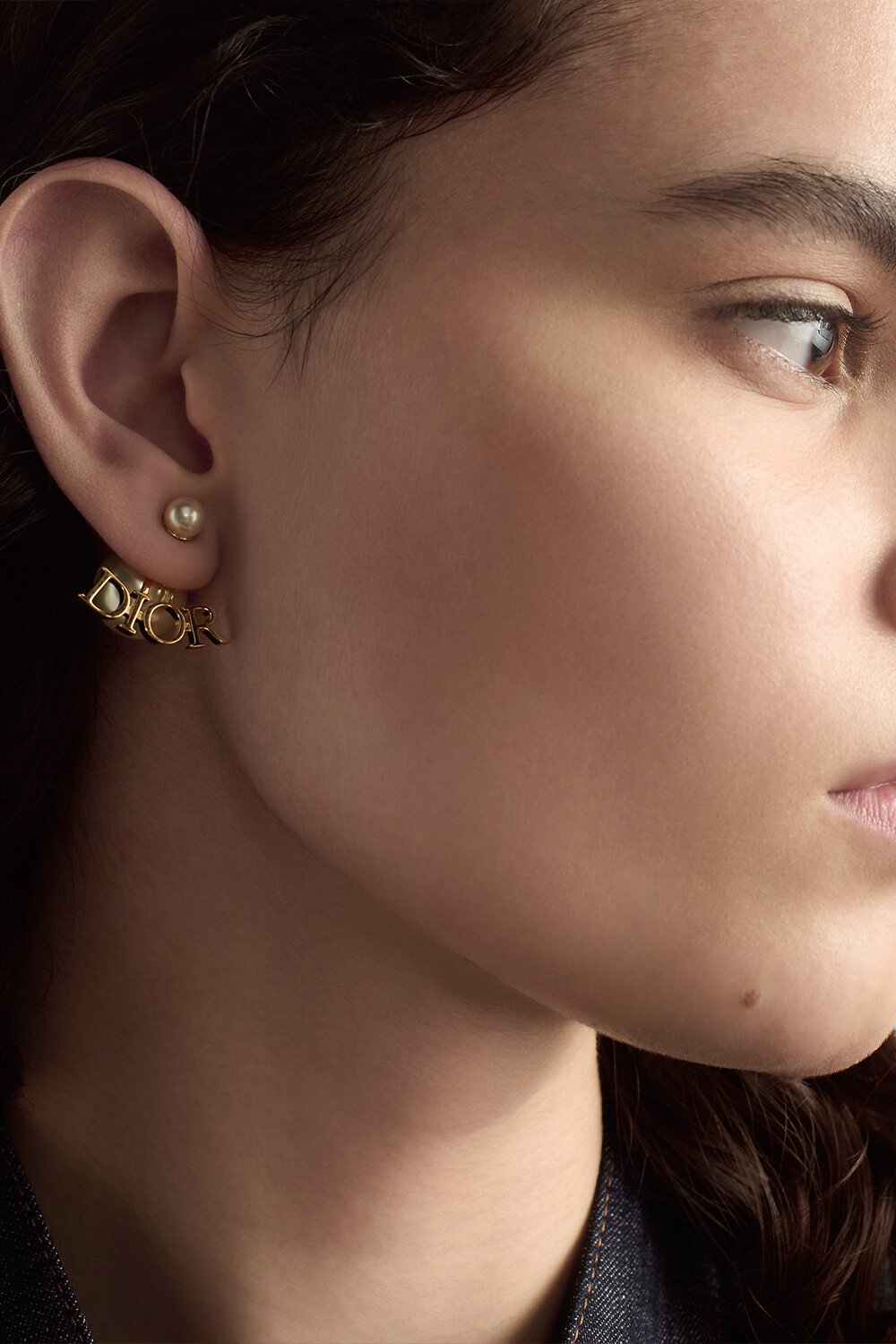 Boucles d'oreilles Dior Tribales Métal finition dorée et perles en résine blanche 