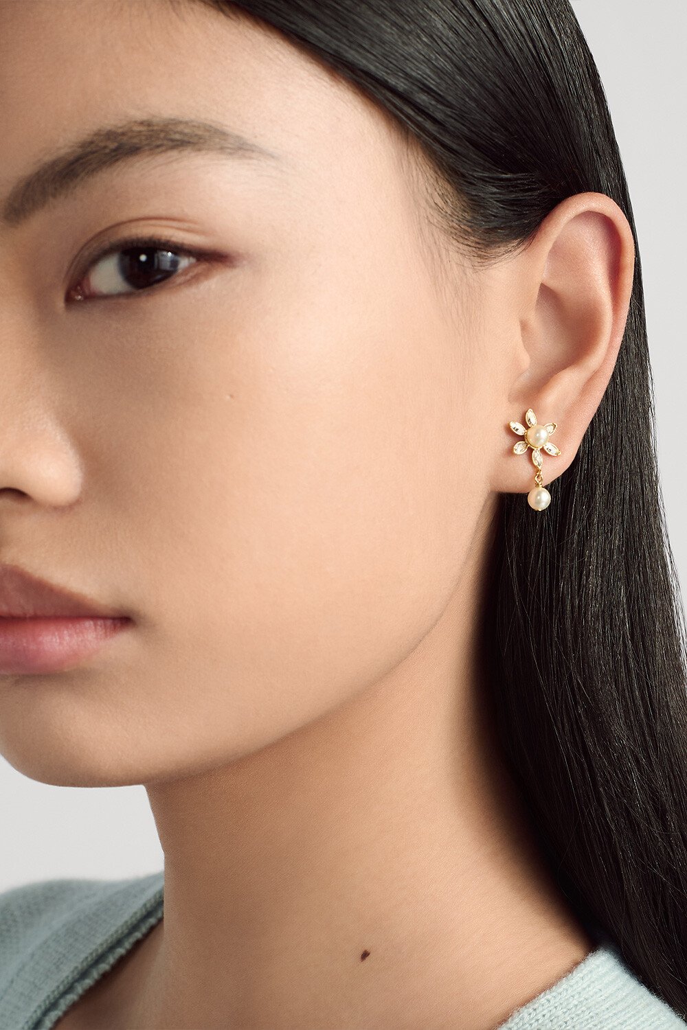 Bloom in Dior 耳环 金色饰面金属搭配白色树脂珠饰和银色调仿水晶装饰 