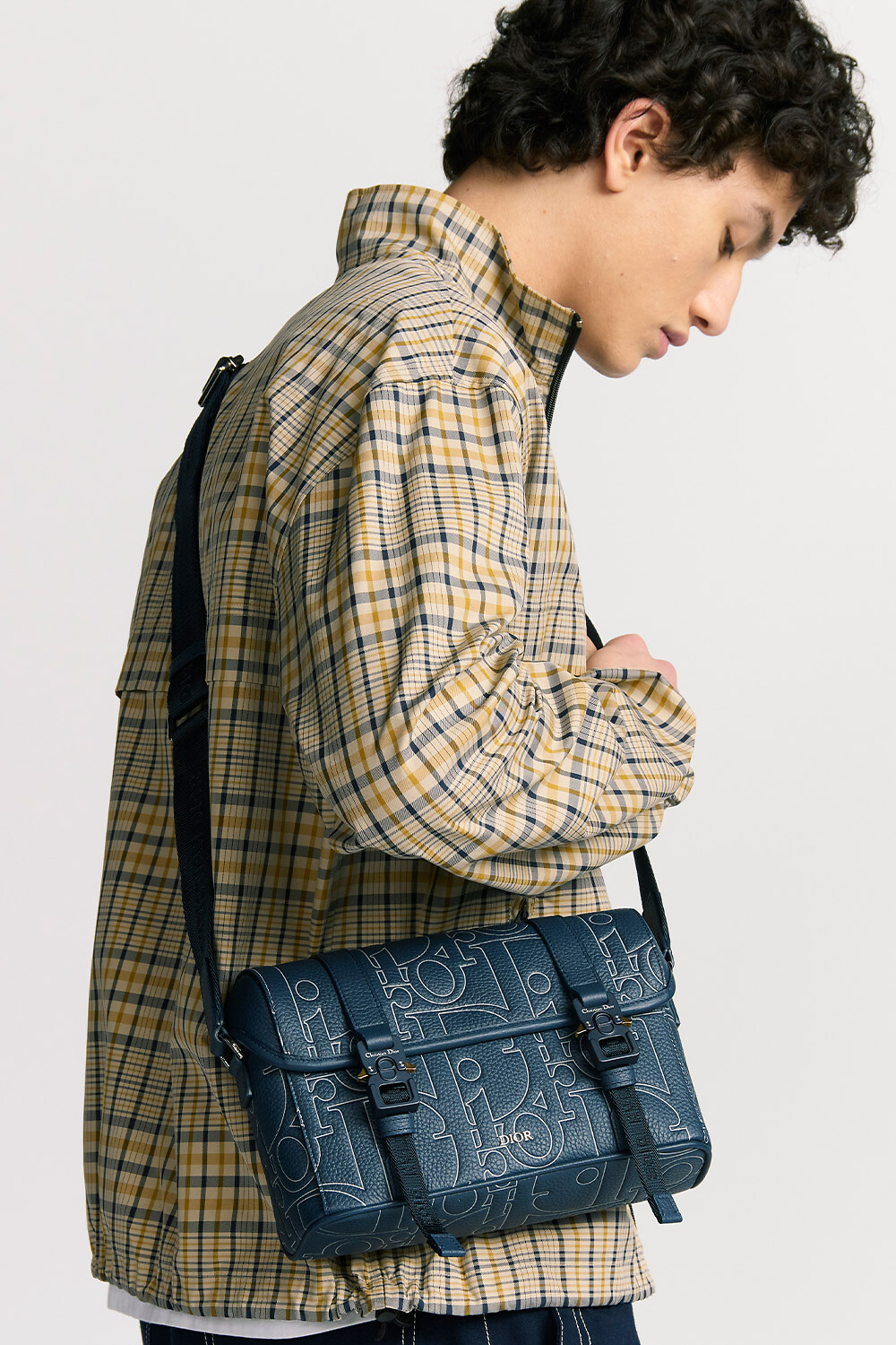 Dior Hit The Road 翻盖信使包 海军蓝色 Dior Gravity Outline 皮革和海军蓝色粒面牛皮革 