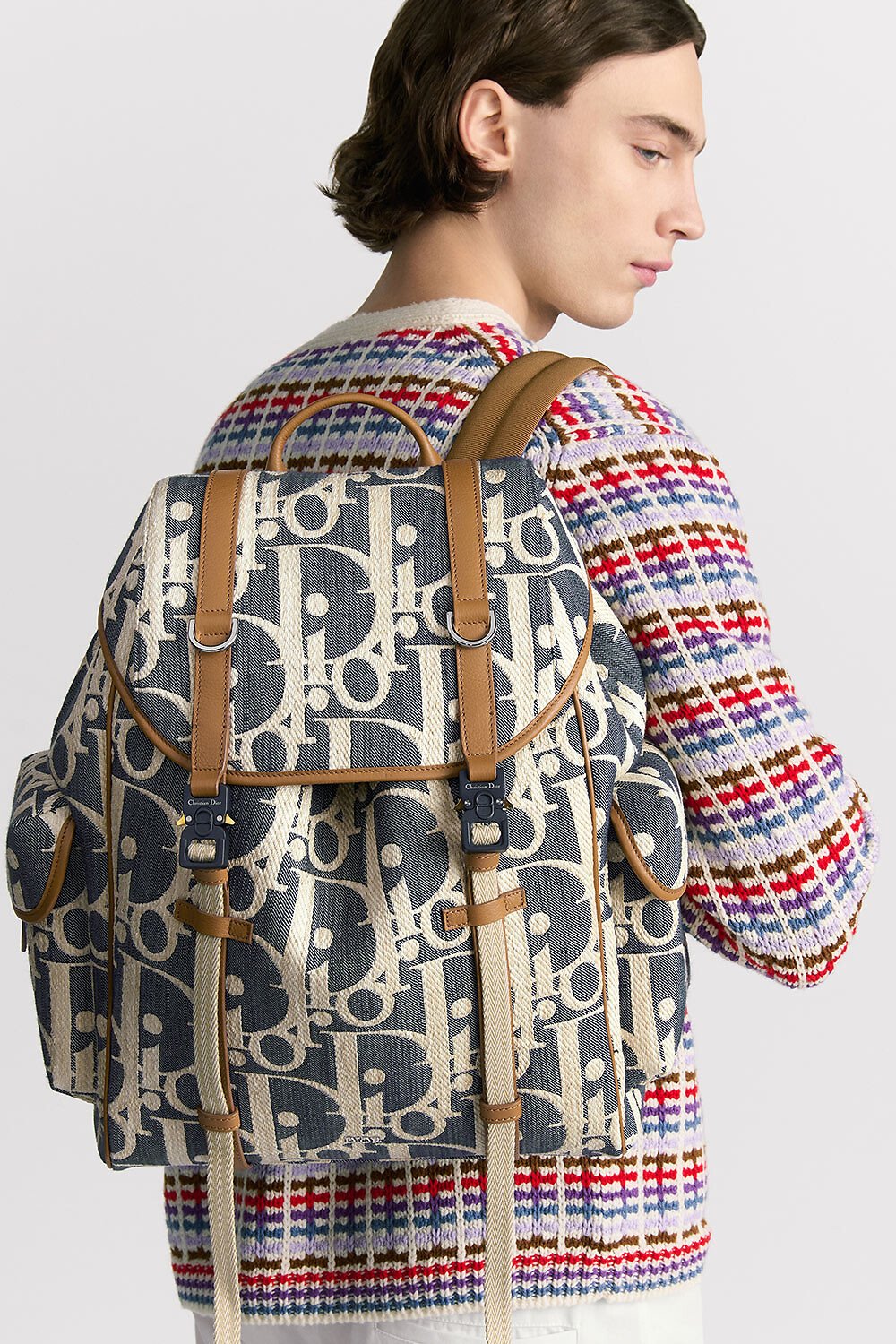 Dior Hit The Road 翻盖双肩背包 蓝色和米色酒椰草效果 Oblique 印花牛仔面料搭配棕色粒面牛皮革 