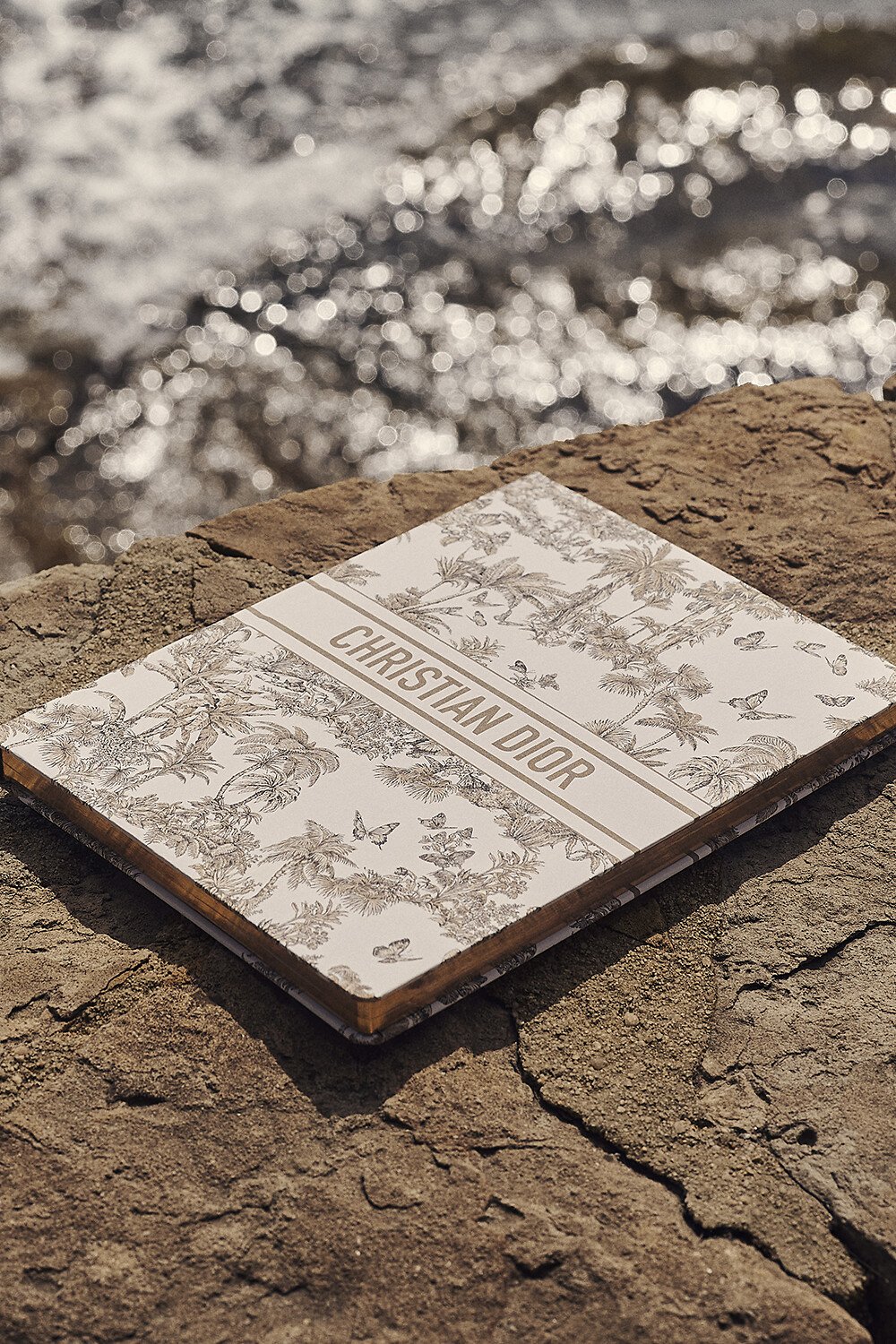大号笔记本 封套饰以米色和白色 Palms 茹伊印花图案 