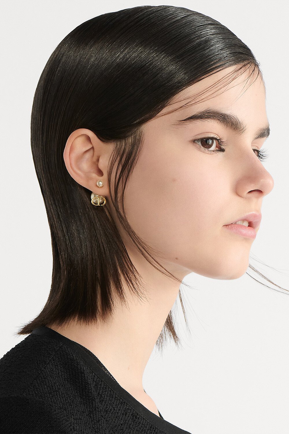 Boucles d'oreilles Dior Tribales Métal finition dorée et perles en résine blanche 