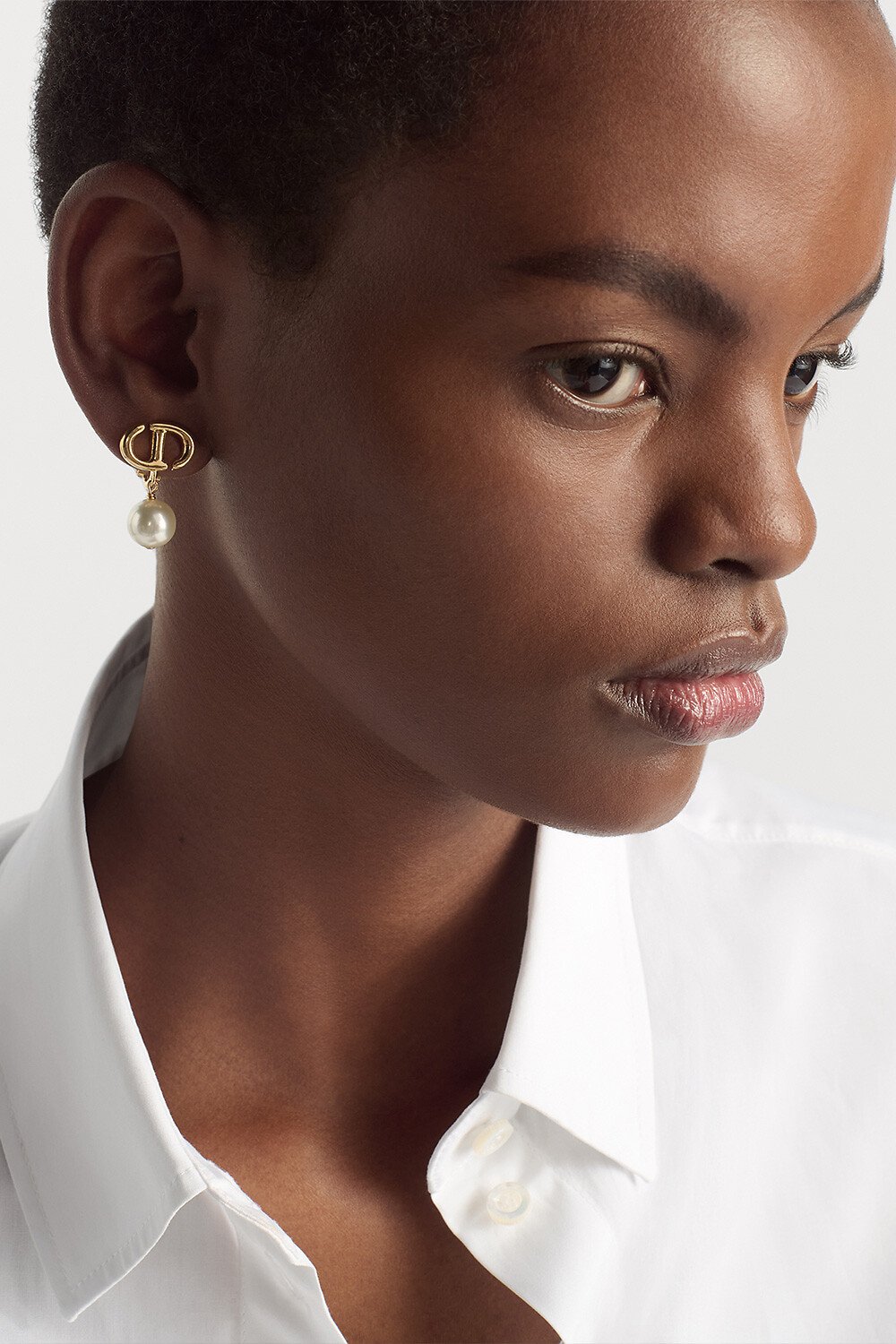 CD Navy 클립 귀걸이 골드 피니시 메탈 & 화이트 레진 진주 