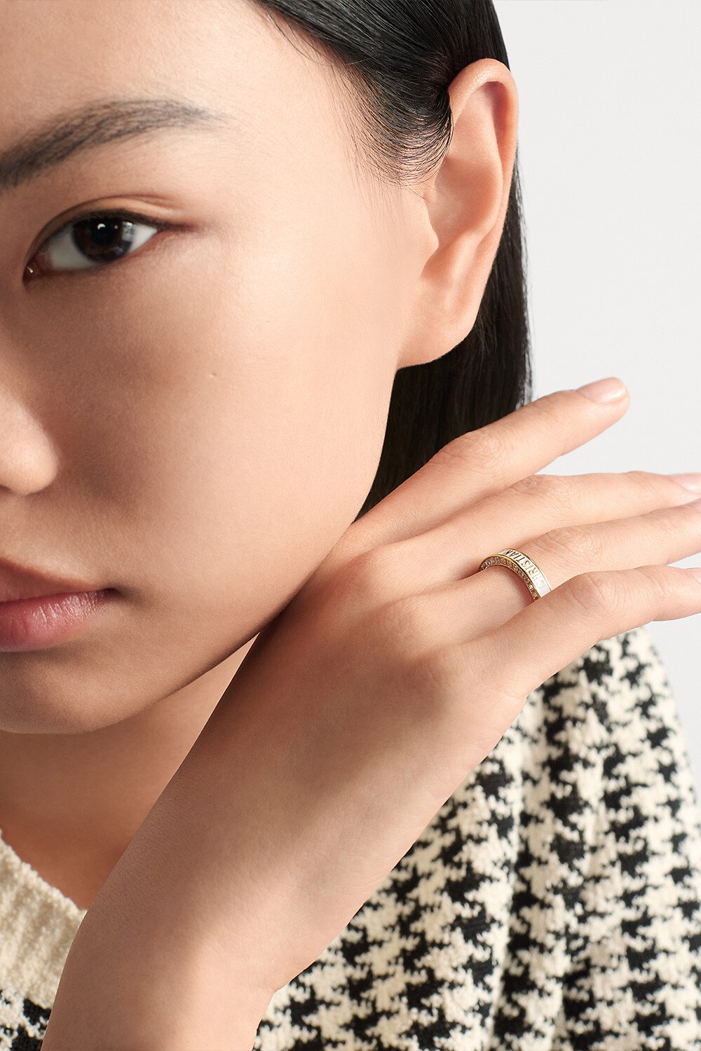 Dior Night Code 戒指 金色饰面金属、白色仿水晶和白色涂漆装饰 