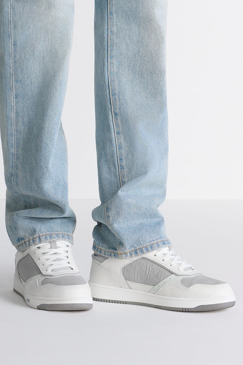 Sneaker bassa B27 Uptown Pelle di vitello granulata bianca e grigio Dior con pelle Dior Gravity grigio Dior 