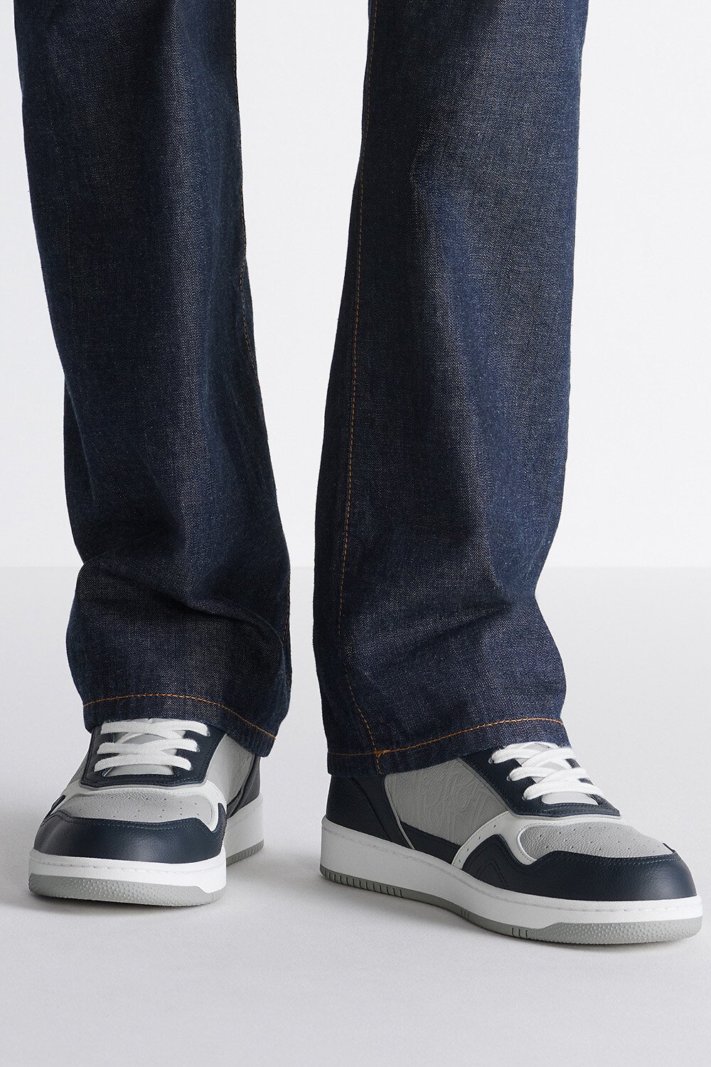 B27 Uptown 低帮运动鞋 海军蓝色、迪奥灰和白色粒面牛皮革搭配迪奥灰 Dior Gravity 印花效果皮革