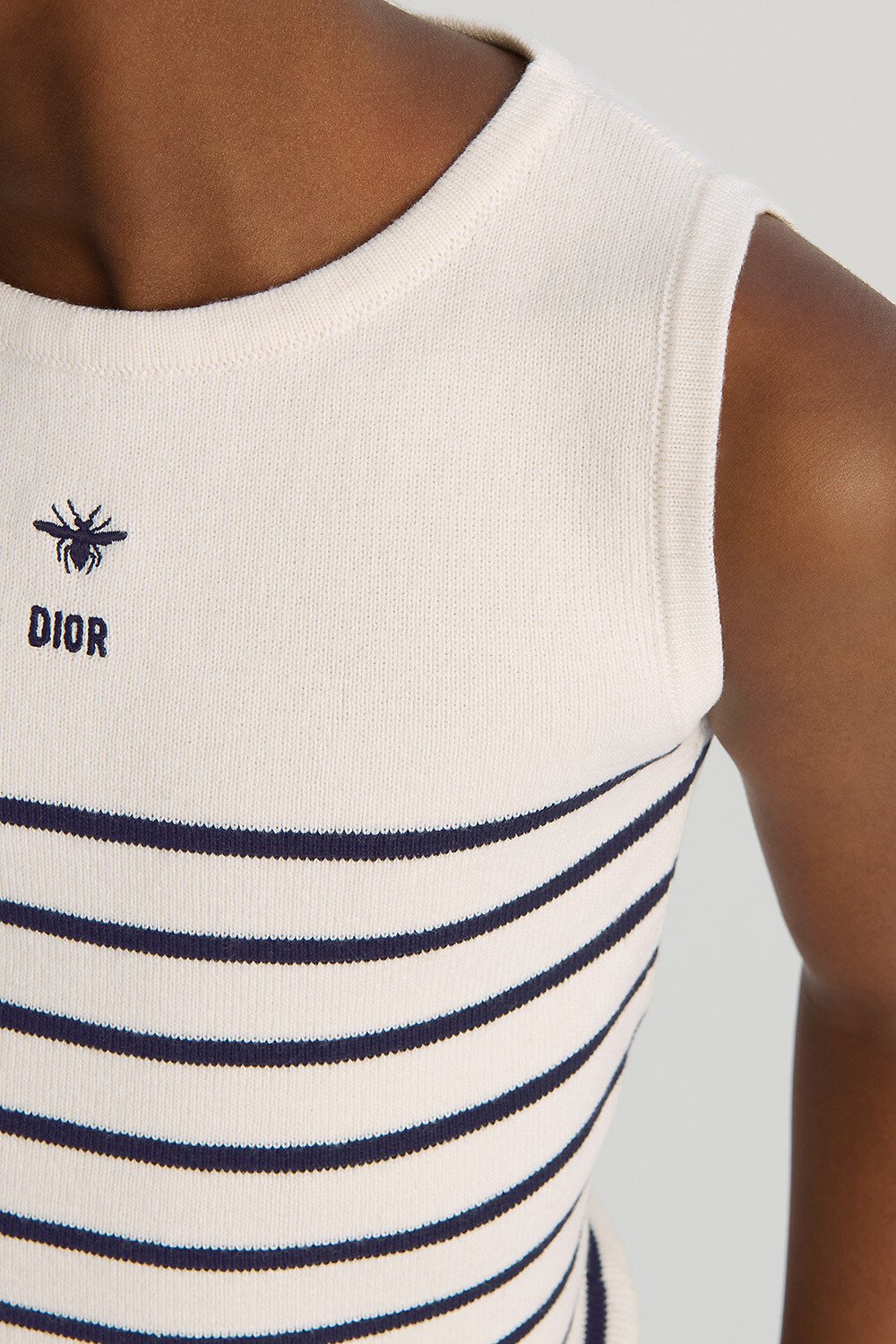 بلوزة تانك بدون أكمام للأطفال نسيج محبوك من القطن والكشمير باللون العاجي مع تقليمات باللون الأزرق الكحلي 