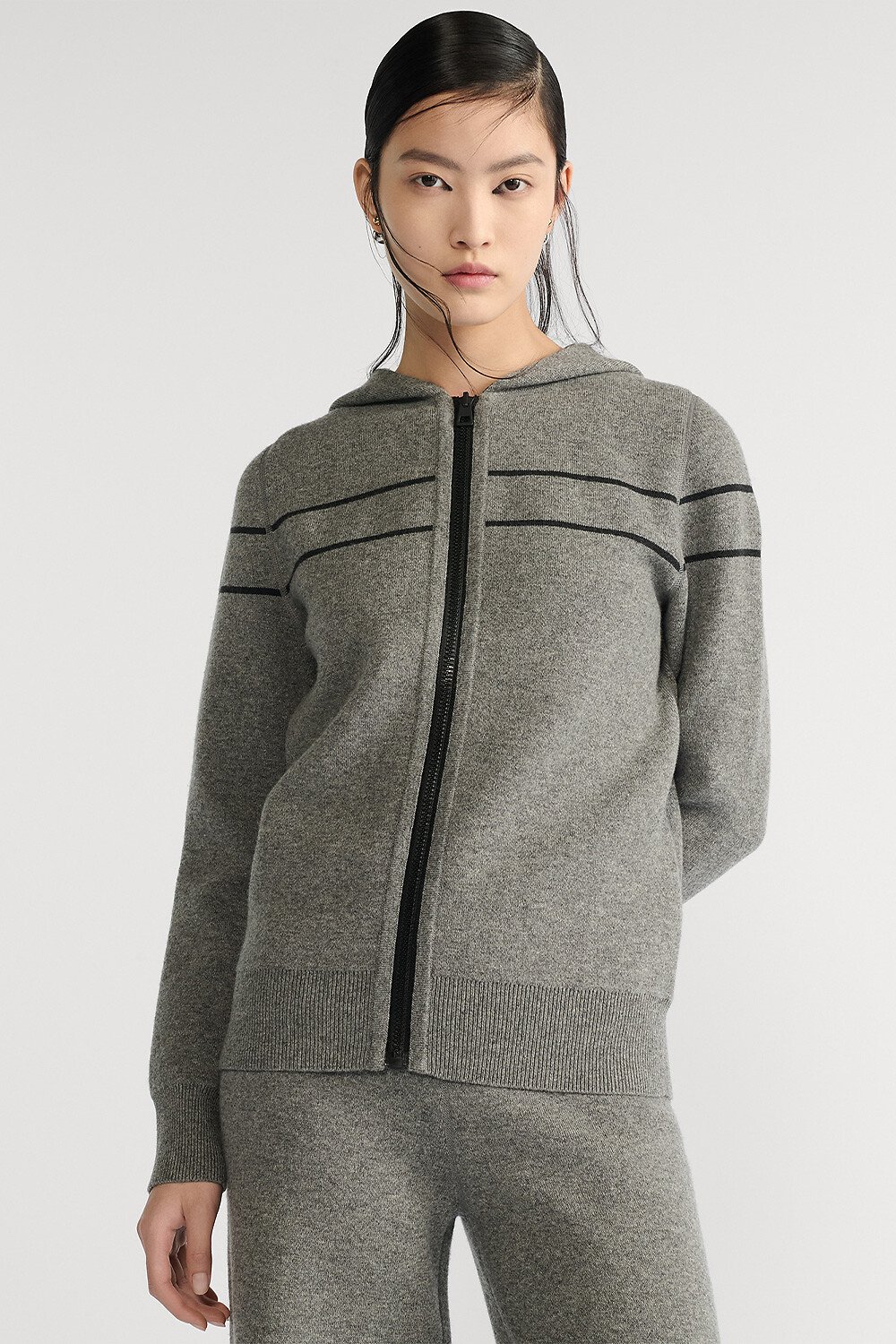 เสื้อคาร์ดิแกนมีฮู้ดแบบใช้งานได้ทั้งสองด้าน ผ้าแคชเมียร์ผสมสีเทาถักประดับลวดลาย Dior Oblique