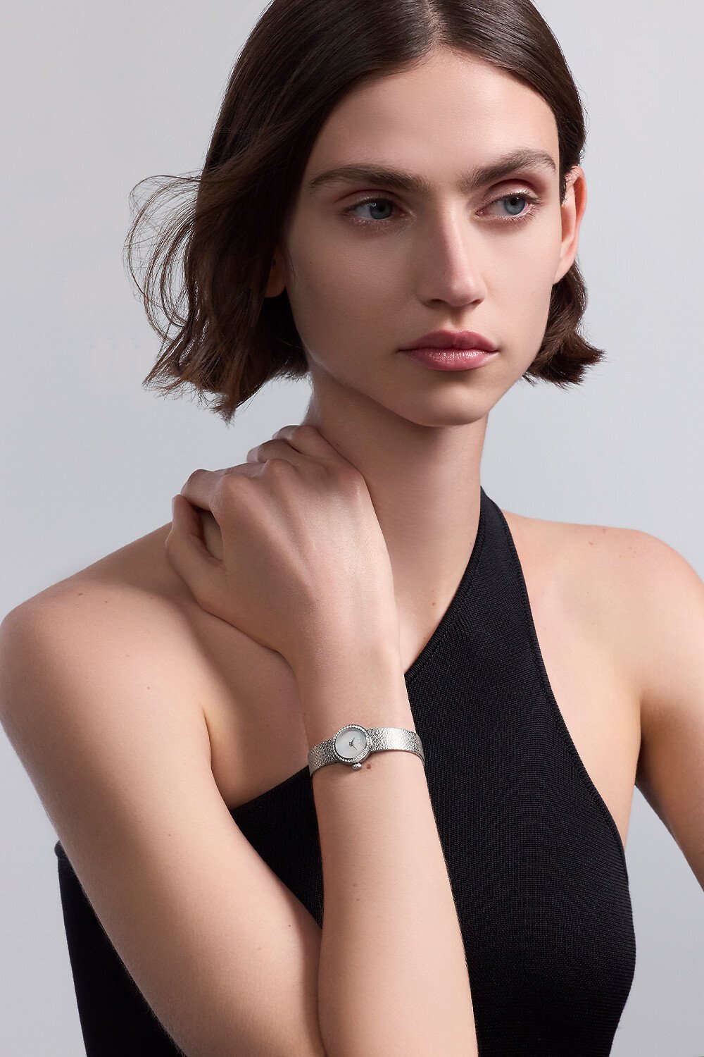 Mini D de Dior Satine 腕表 直径 19 毫米，钢、白色珍珠母贝和钻石 