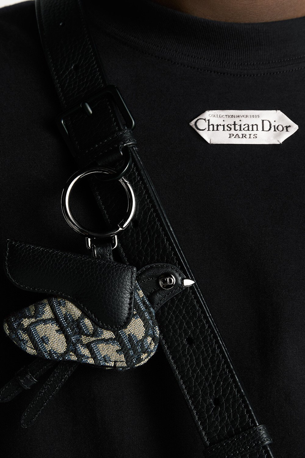 พวงกุญแจรูปนก Saddle ผ้าแจ็กการ์ดลาย Dior Oblique สีเบจและสีดำ หนังลูกวัวลายเกรนสีดํา และทองเหลืองเคลือบรูทีเนียม 