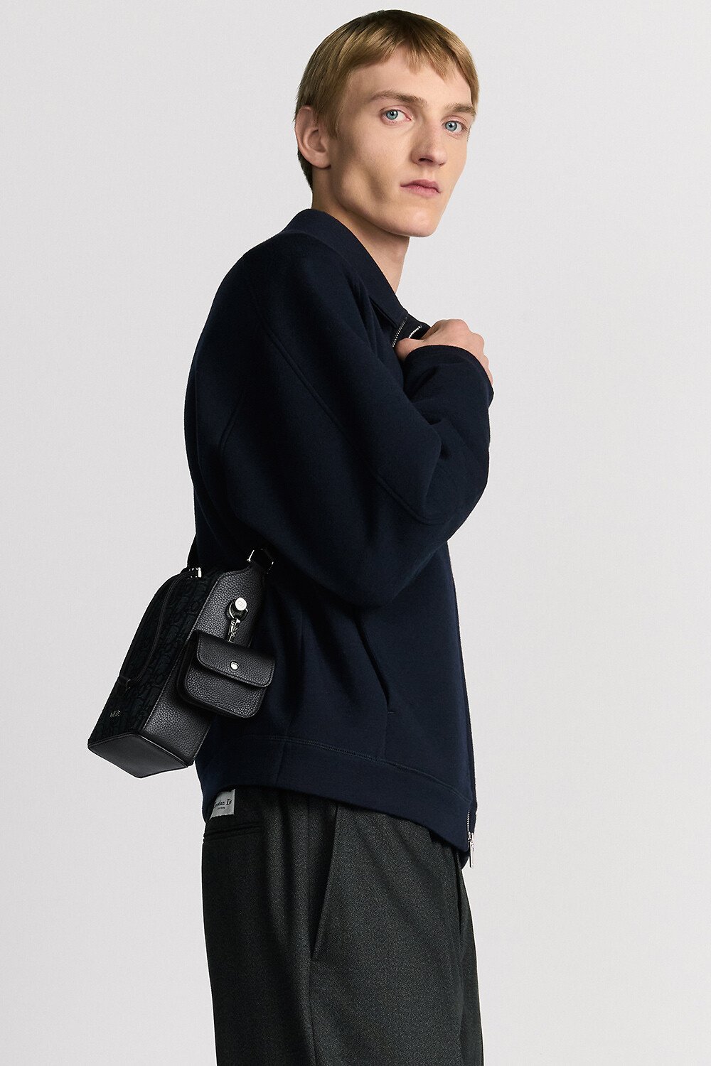 กระเป๋าทรงบักเก็ต Mini ผ้าแจ็กการ์ดลาย Dior Oblique สีดำและหนังลูกวัวลายเกรนสีดํา 