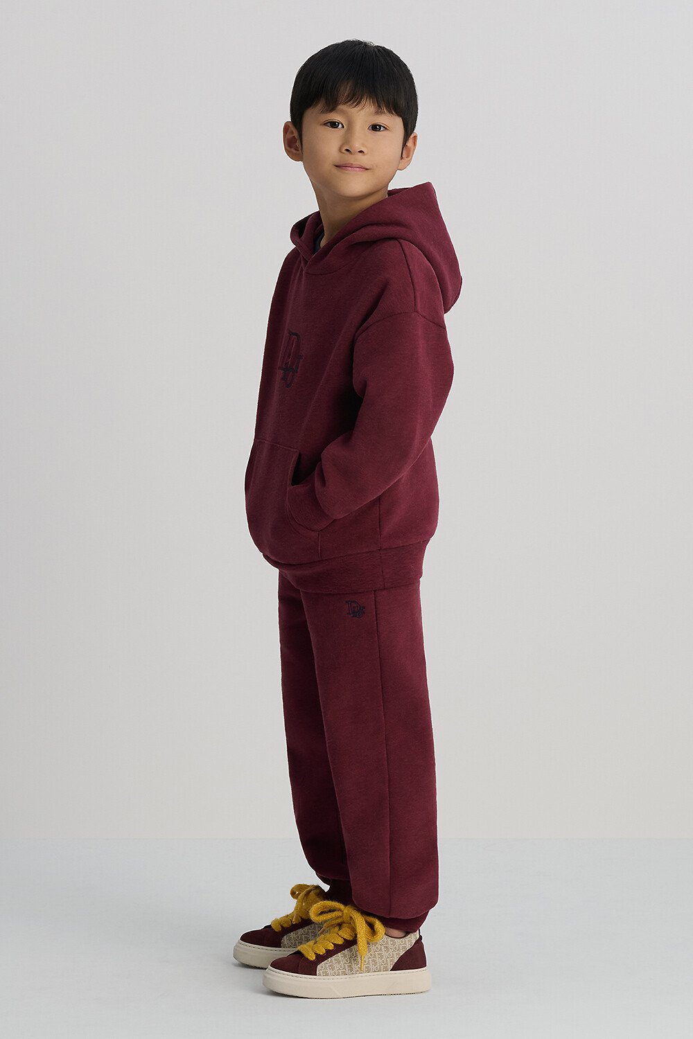儿童运动长裤 酒红色磨砂棉质起绒面料层次色调 