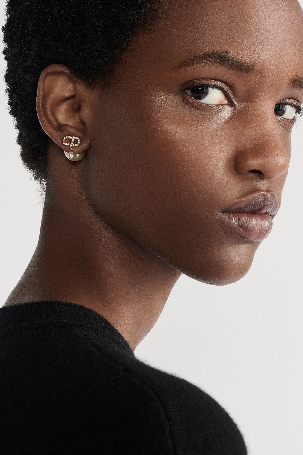 Dior Tribales 귀걸이 골드 피니시 메탈 & 화이트 레진 진주, 화이트 크리스탈 