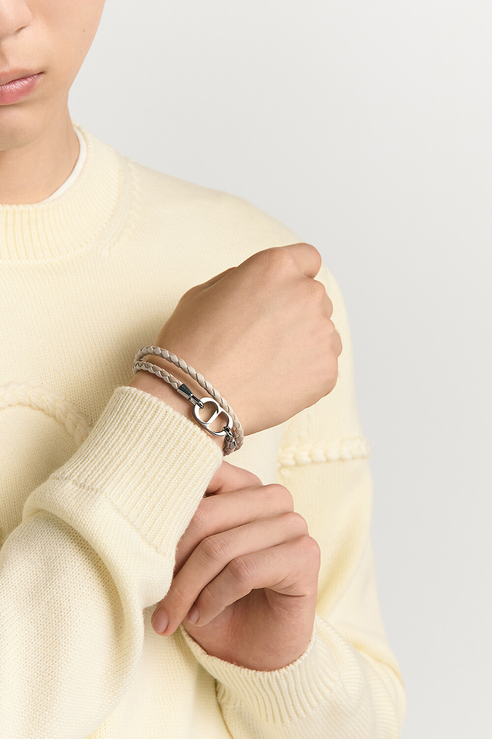 สร้อยข้อมือสายหนังถักคู่ CD Icon หนังแกะสีเบจและทองเหลืองเคลือบเงิน 