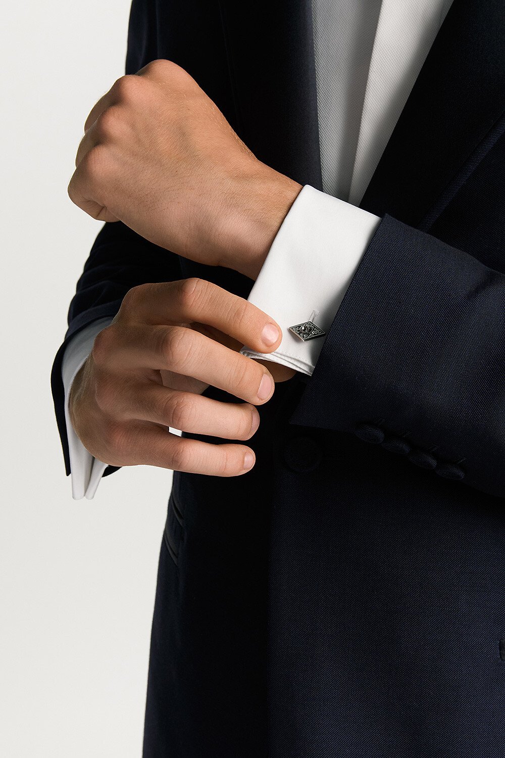 铃兰袖扣 银质和灰色人工树脂 