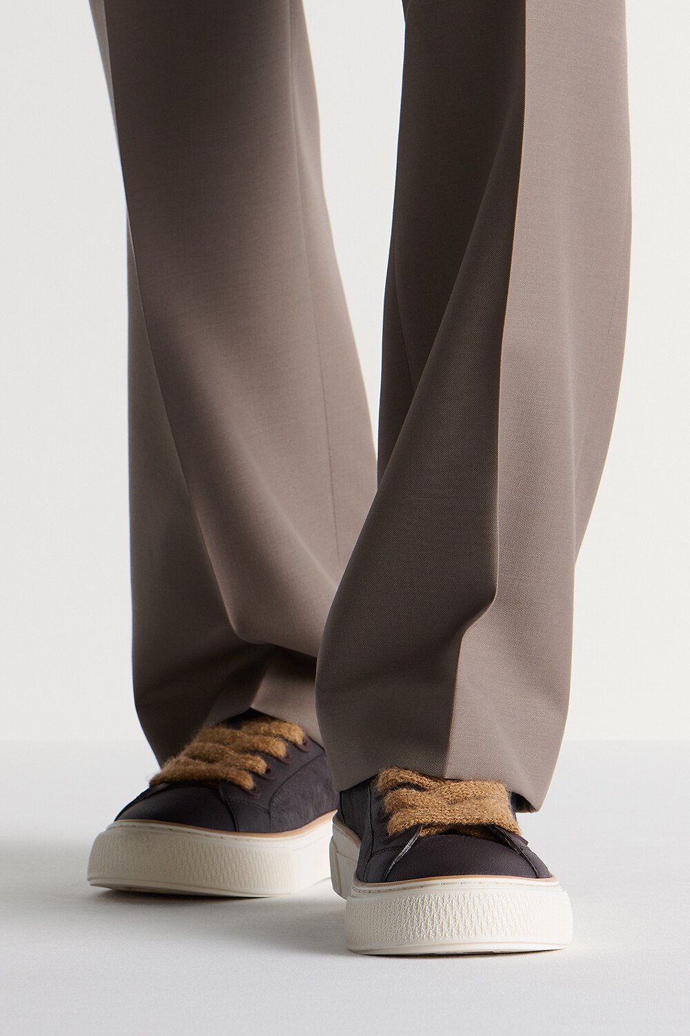 B33 Spin 运动鞋 酒红色粒面牛皮革和酒红色 Dior Gravity 印花效果皮革 