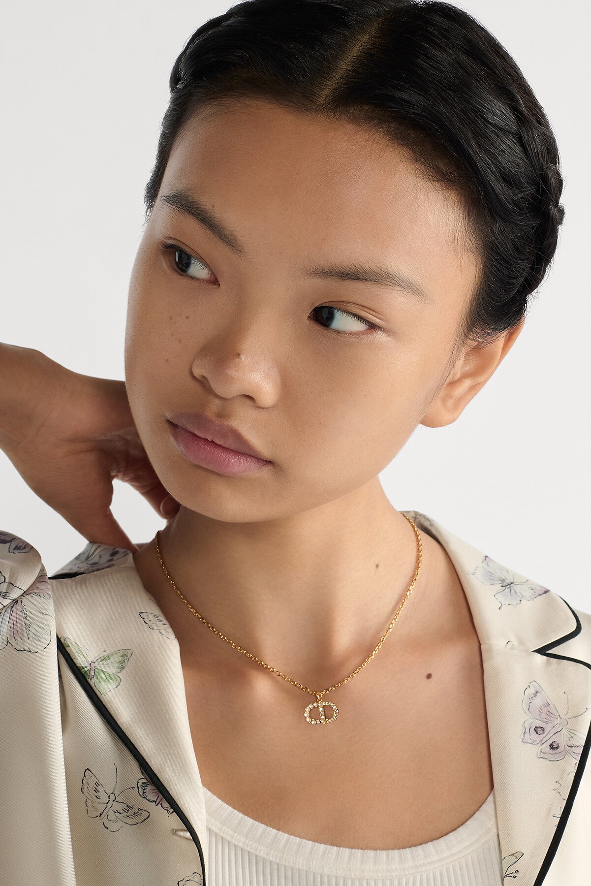 Collier Petit CD Duo Métal finition dorée, perles en résine blanche et cristaux étincelants 