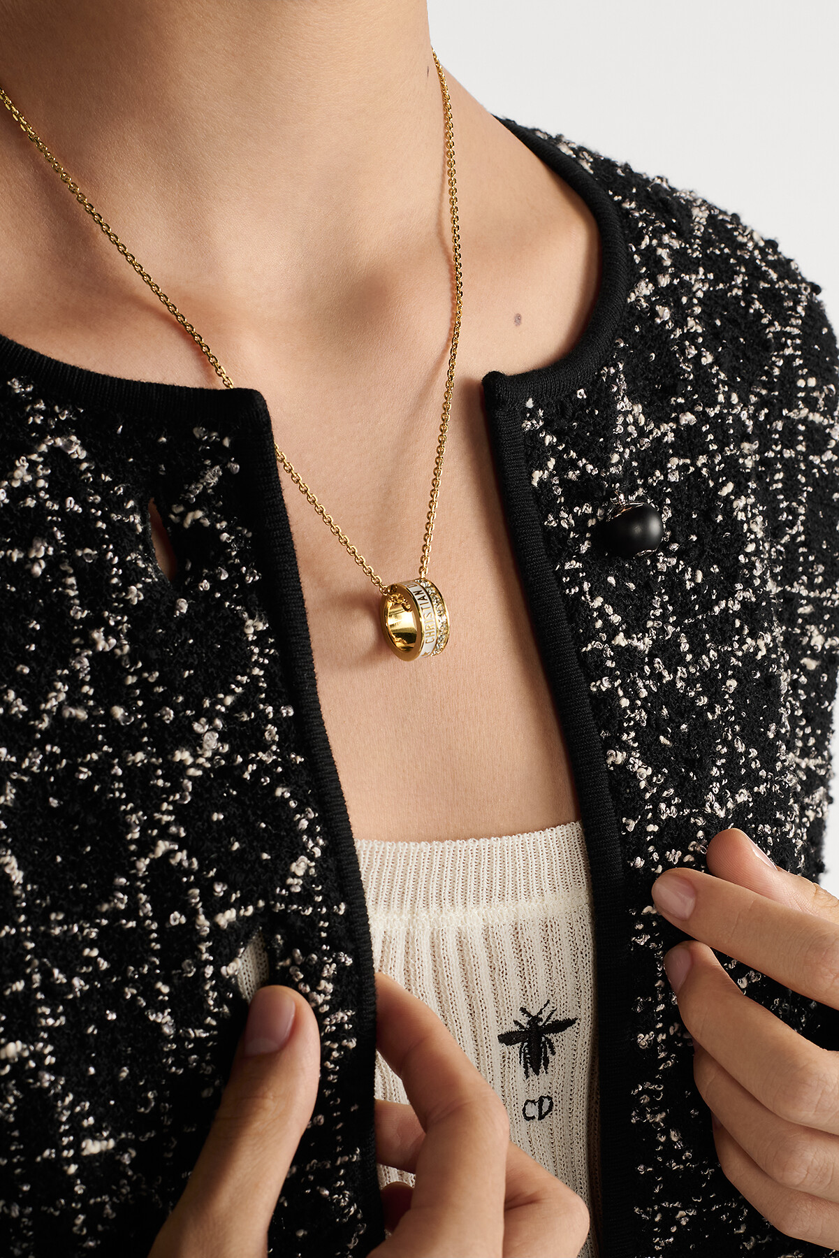 Dior Night Code 목걸이 골드 피니시 메탈 & 스파클링 크리스탈, 화이트 래커 