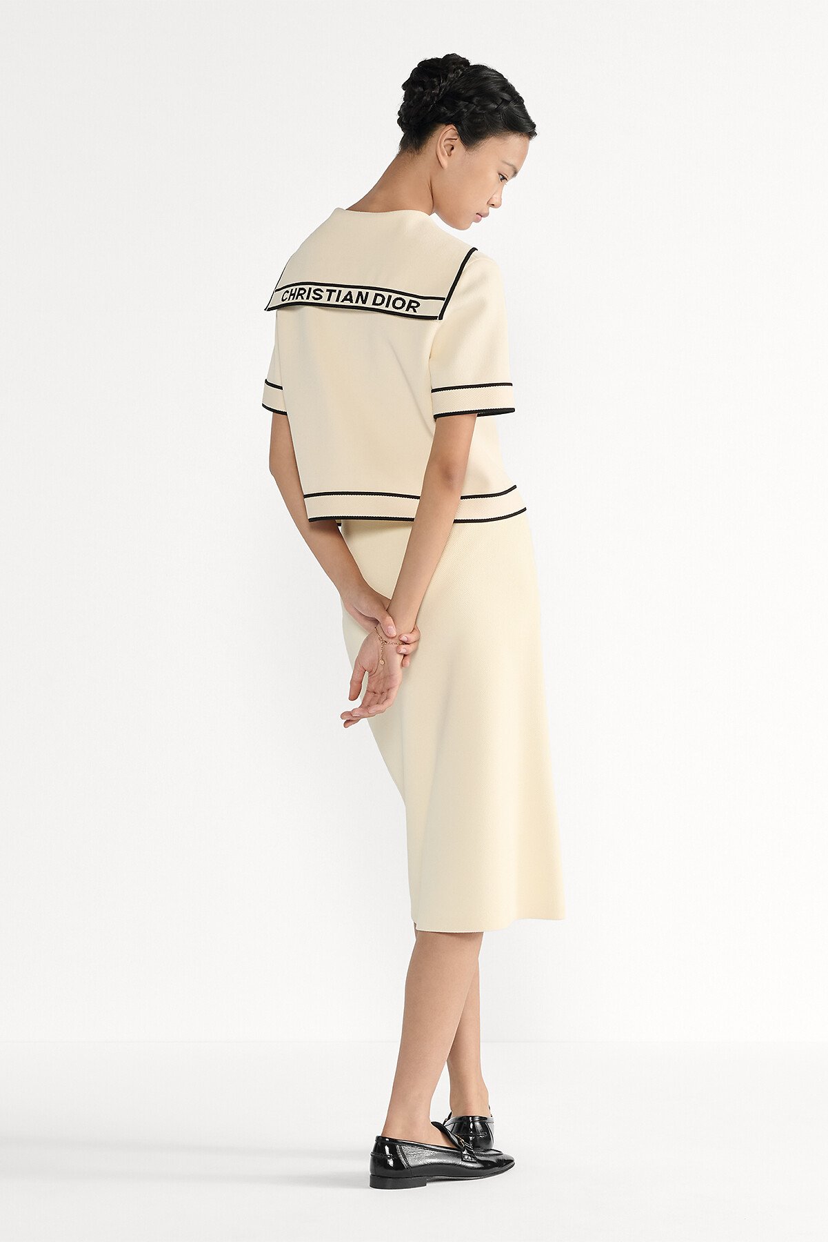 中长款喇叭形半身裙 白色和黑色科技针织面料 