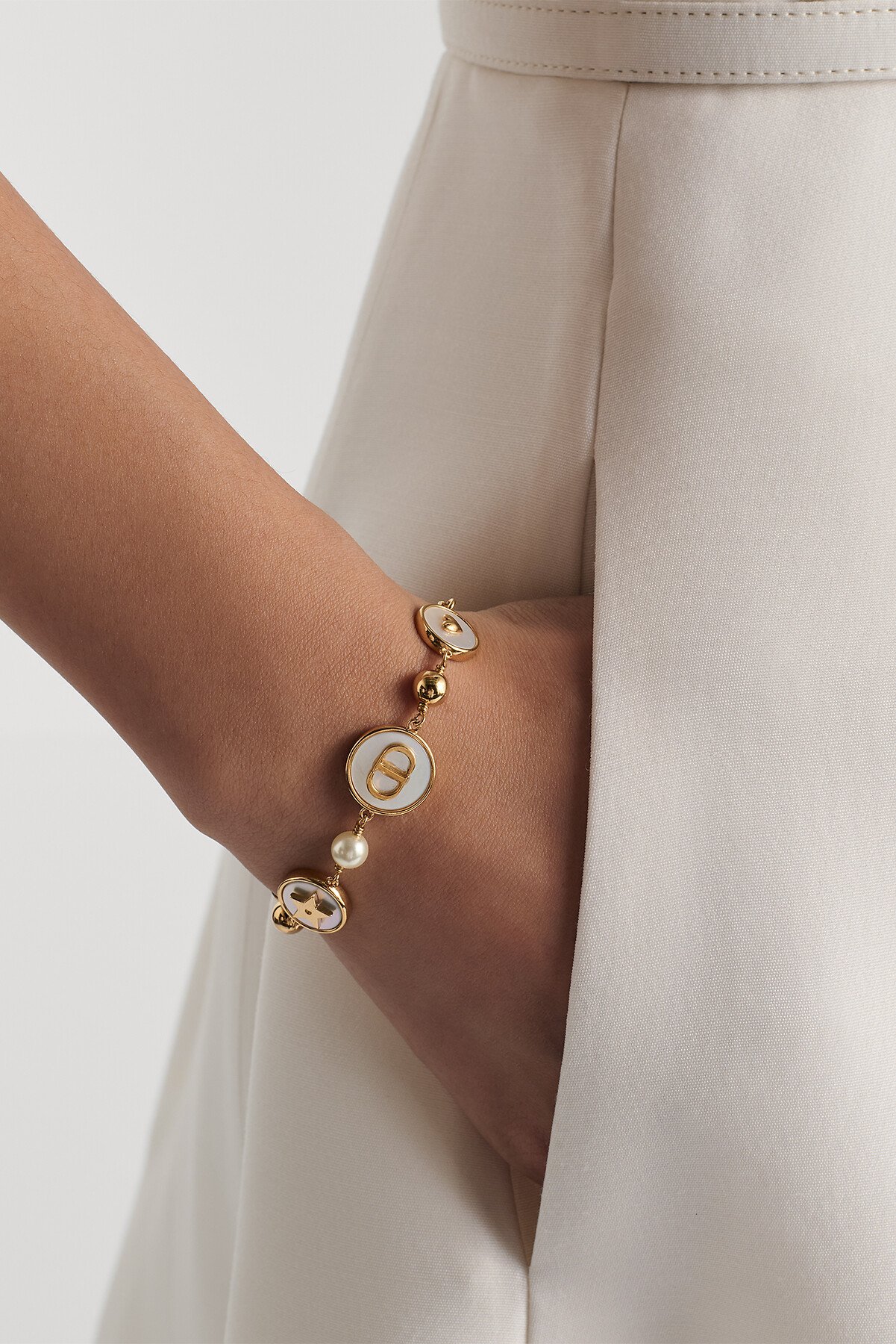 Bracelet D-Luck Métal finition dorée, perles en résine blanche et nacre blanche 