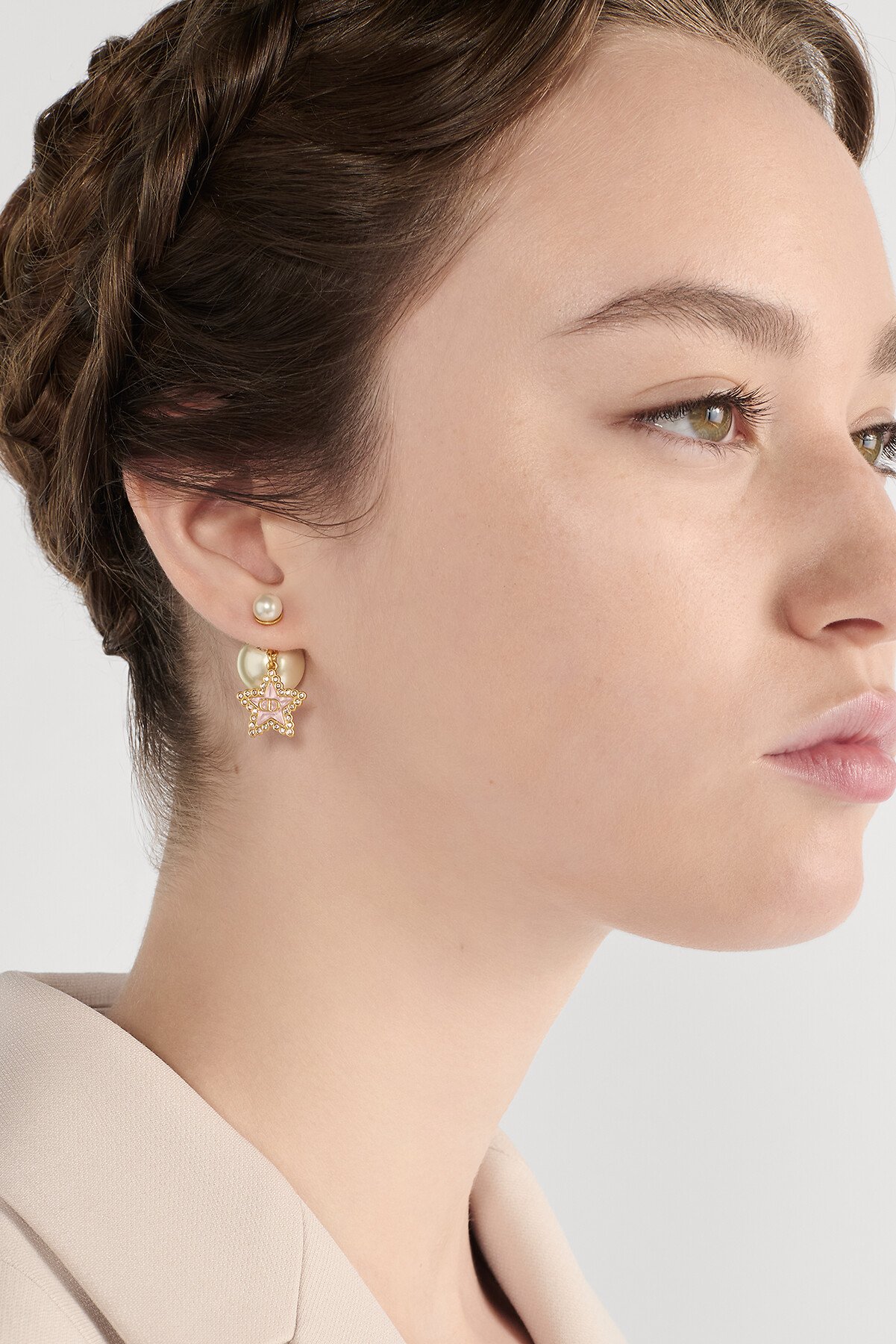 Dior Tribales 耳环 金色饰面金属、白色树脂珠饰、银色调晶体和马卡龙粉色玻璃装饰 